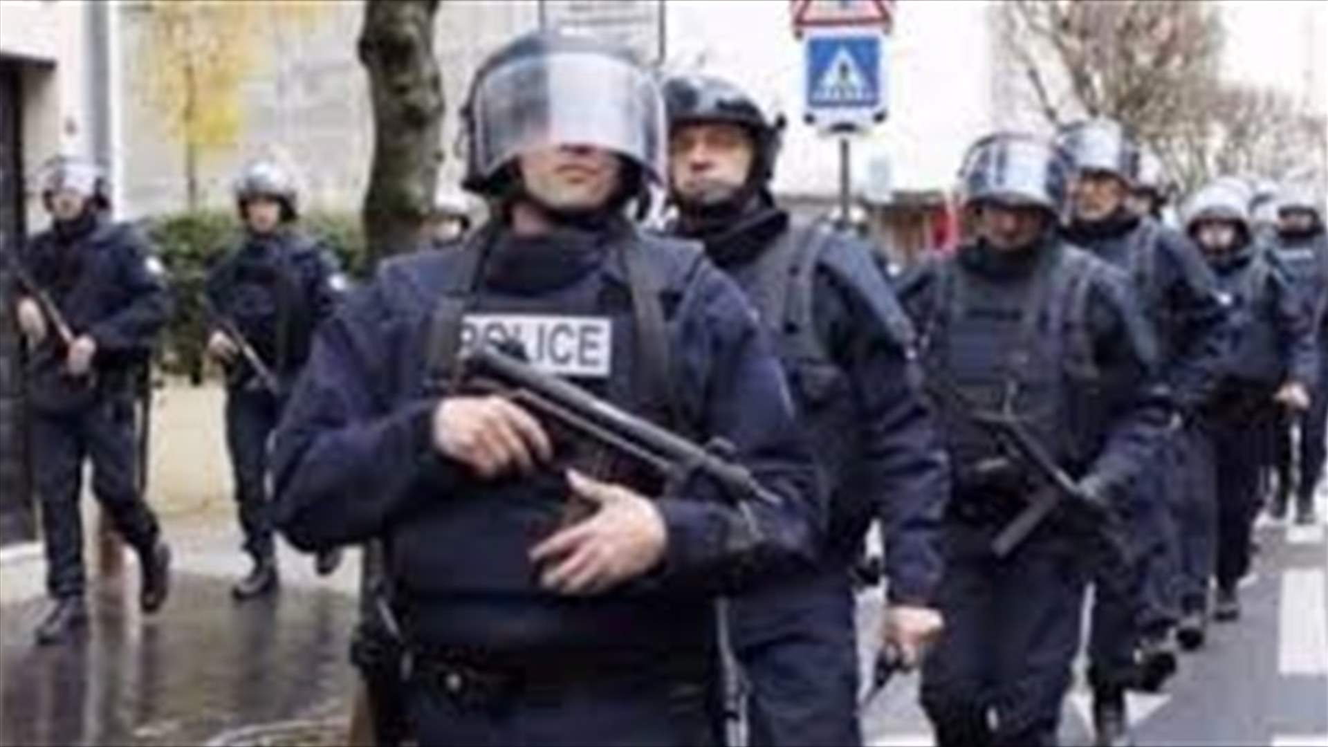 الشرطة الفرنسية تجلي مهاجرين من مخيم موقت في شمال باريس