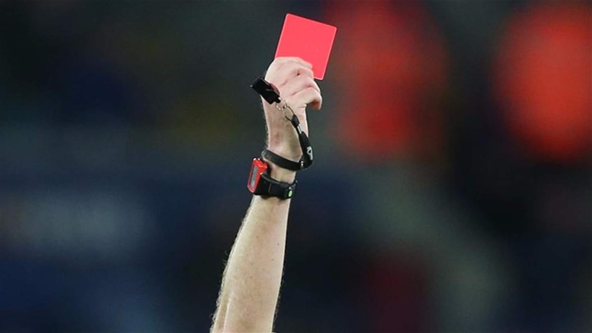 لاعب كرة قدم يتلقى 3 بطاقات من الحكم في خلال 12 ثانية (فيديو)