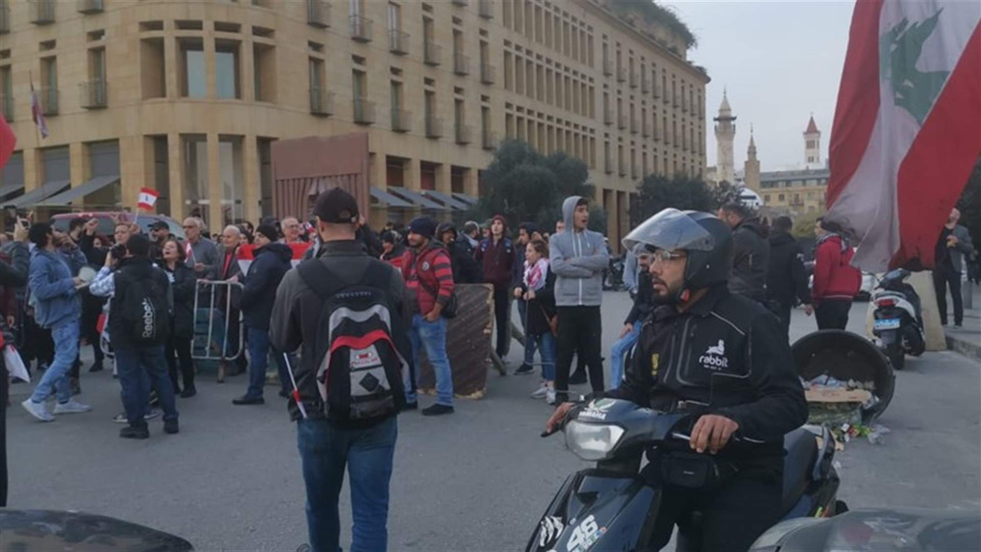 محتجون أزالوا بلوكات الباطون في محيط مبنى &quot;النهار&quot;