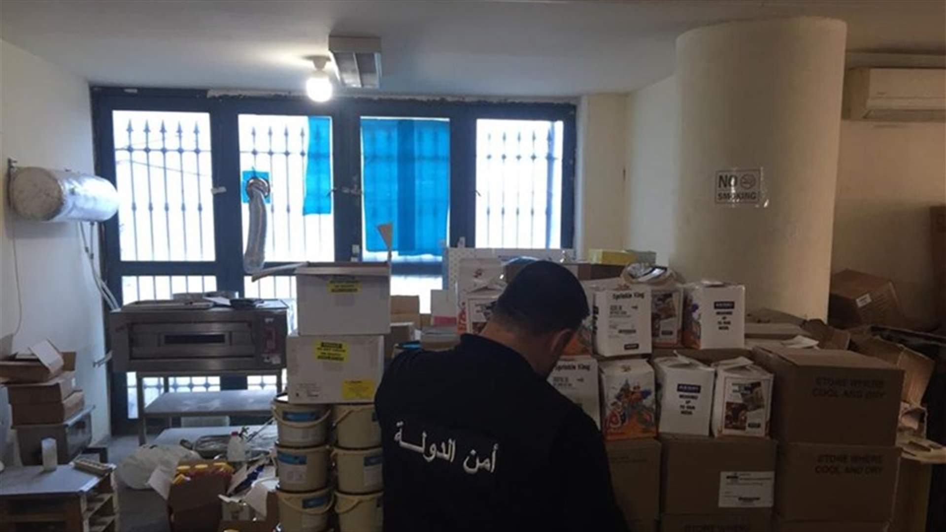 دهم مستودع في الحازمية... وضبط كمية كبيرة من المواد الغذائية المنتهية الصلاحية