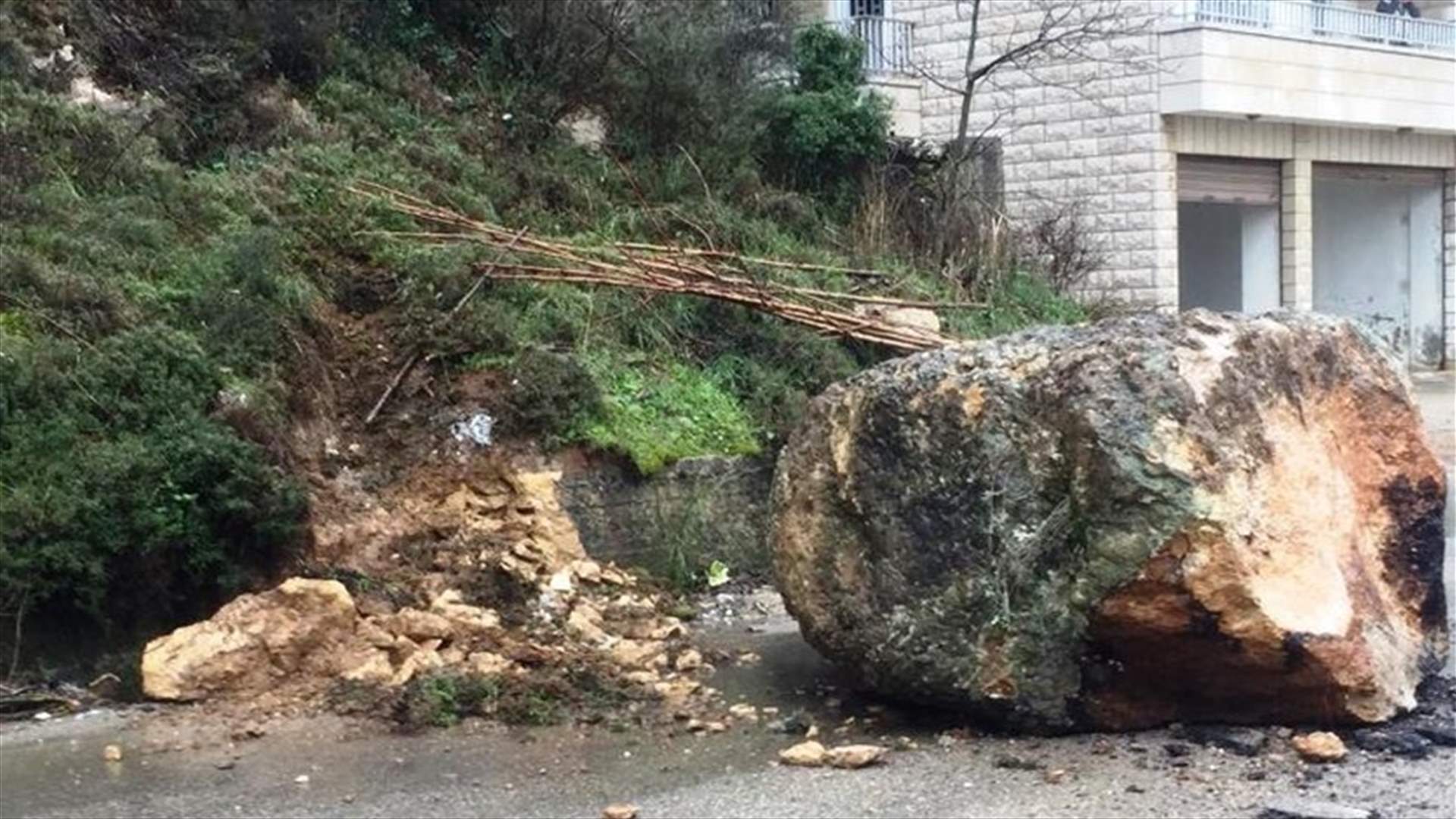 انهيار صخري على طريق عام شويا الزغرين