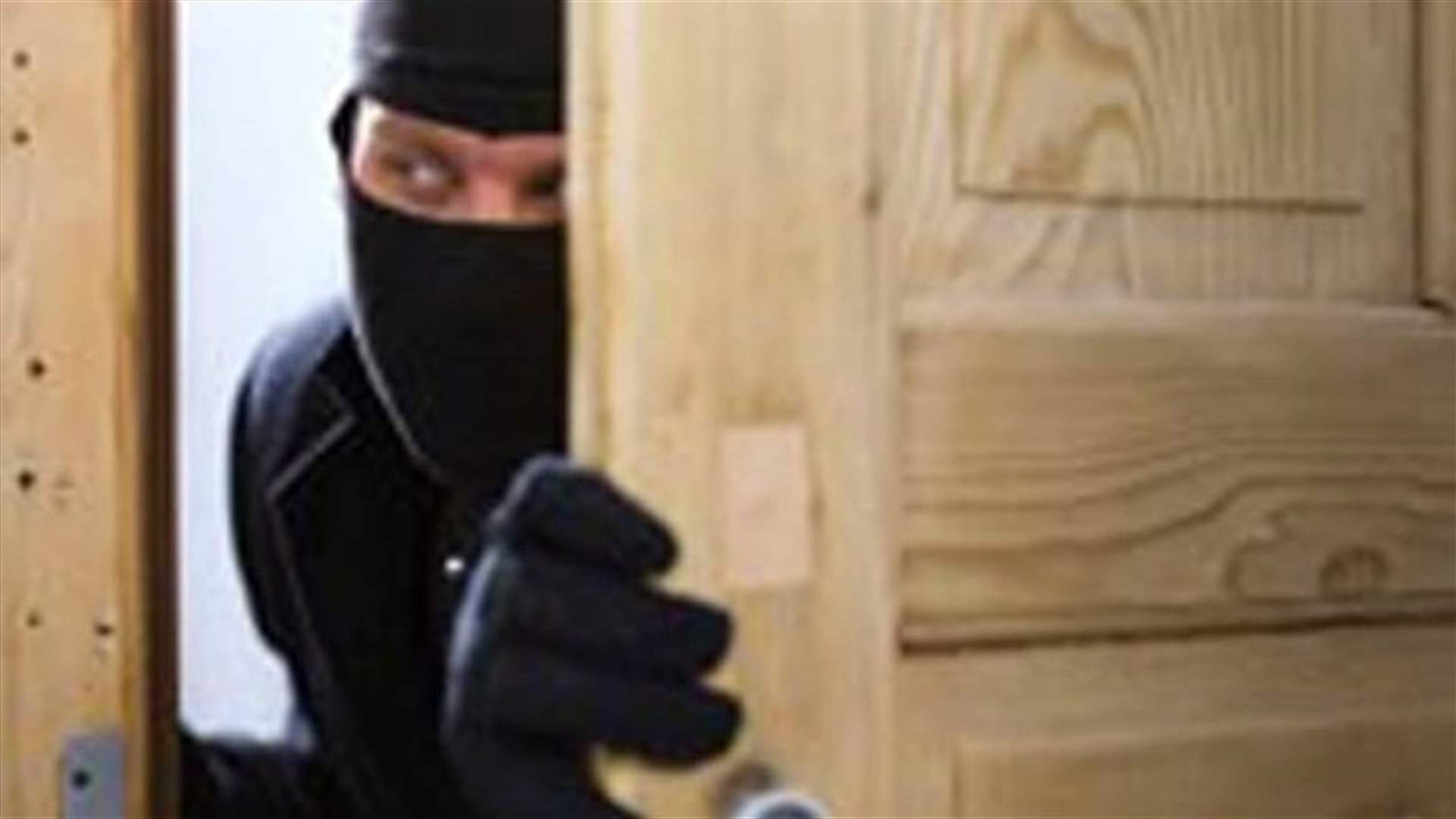 في بسبينا البترونية... اقتحام منزل وسرقة البنزين من سيارات عدة