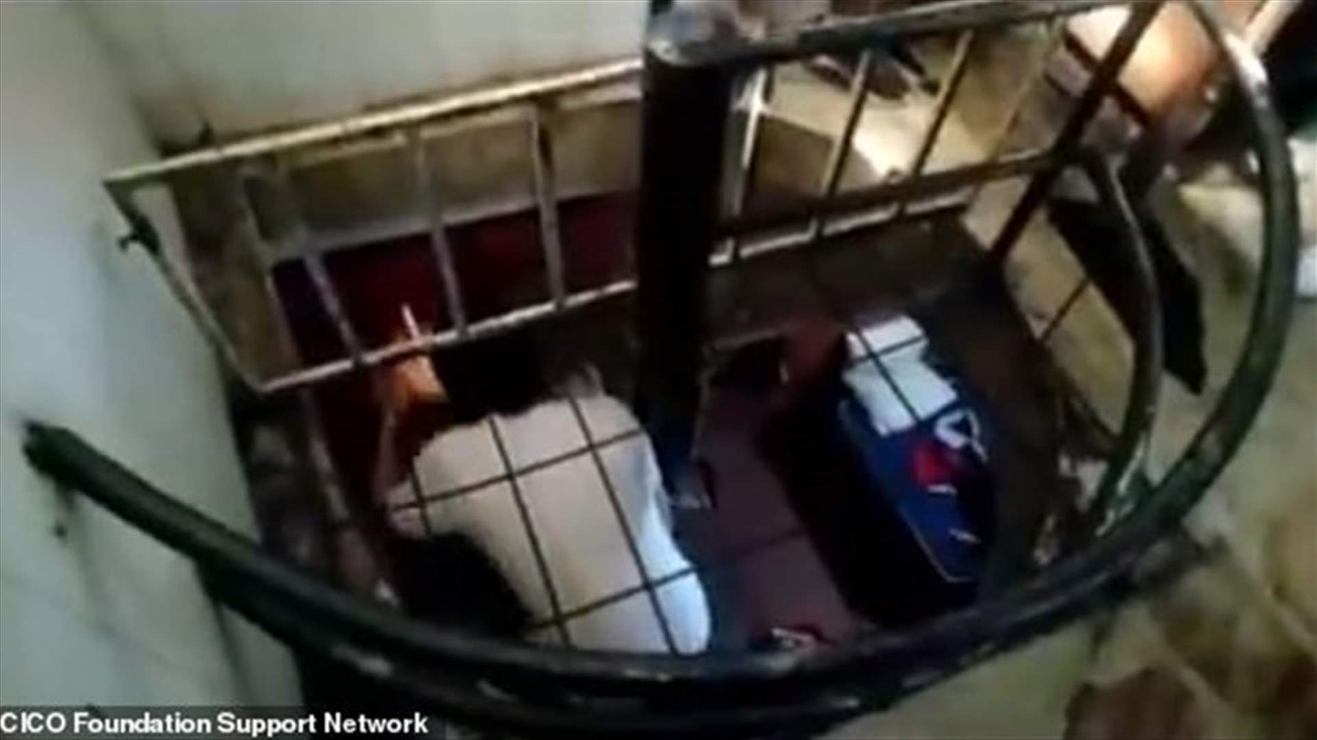 جريمة مروعة بحق البشرية... مركز إعادة تأهيل نفسي يعذّب مرضاه ويحتجزهم في أقفاص (فيديو)