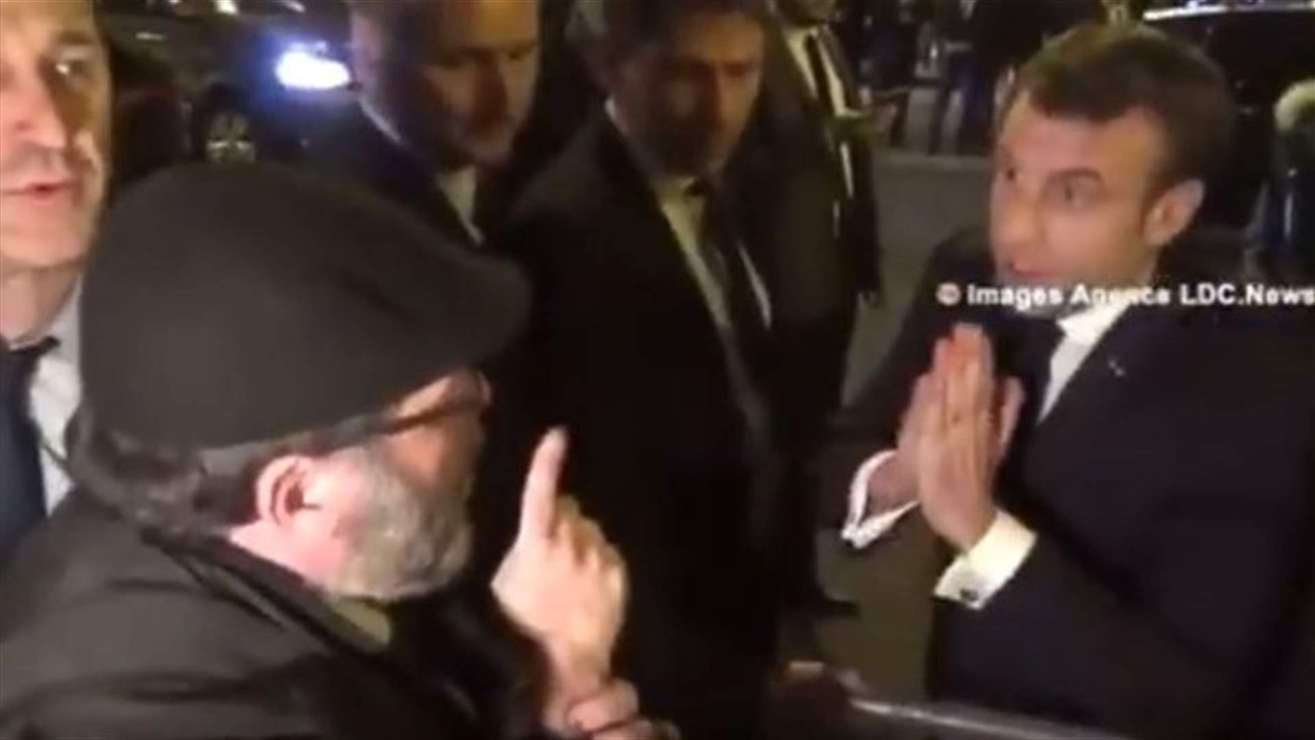 &quot;صحافي&quot; يستوقف الرئيس الفرنسي: &quot;الشعب اللبناني ضد ديكتاتورية الرئيس عون والطبقة السياسية&quot; (فيديو)