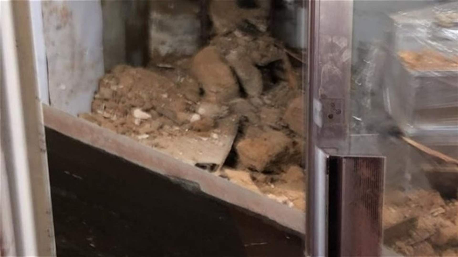 Upper part of a building collapses-[PHOTO]