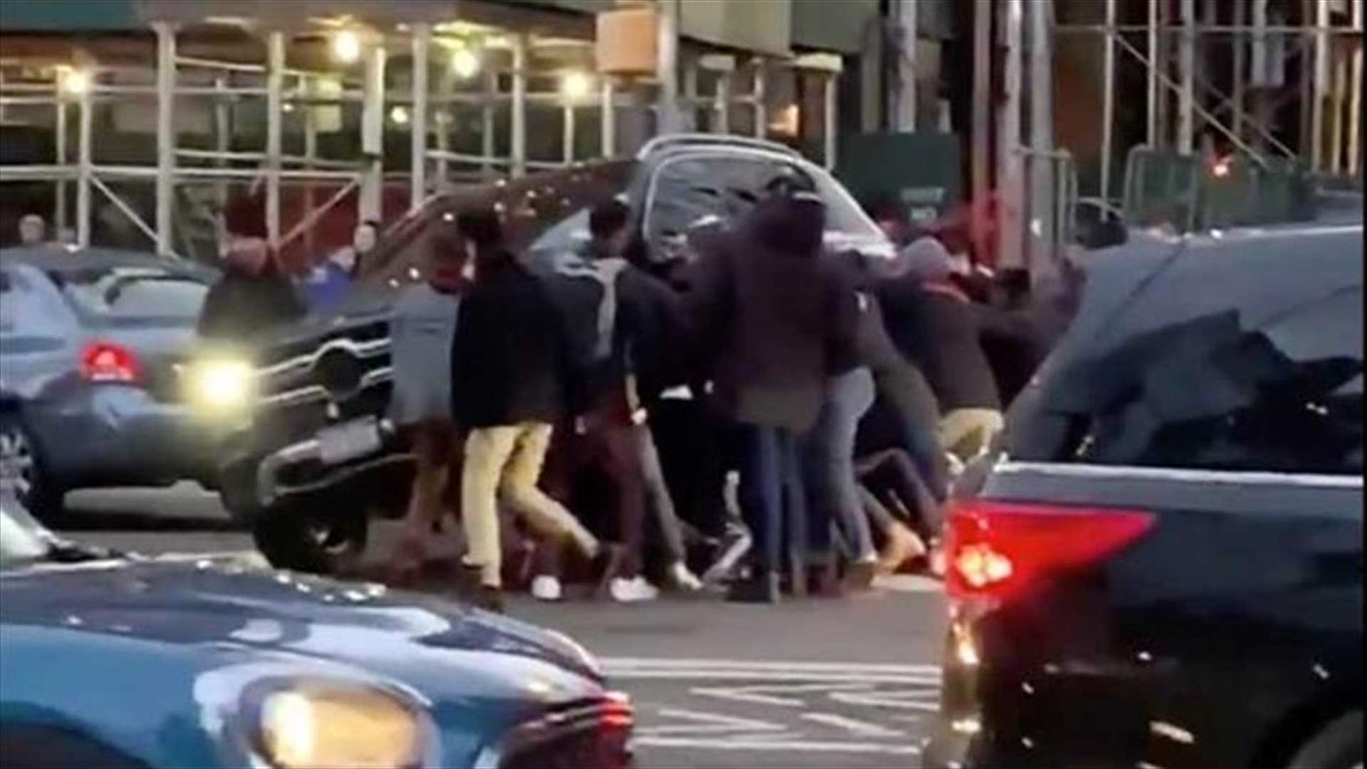 مارّة يرفعون سيارة دفع رباعي دهست امرأة وعلقت أسفلها (فيديو)