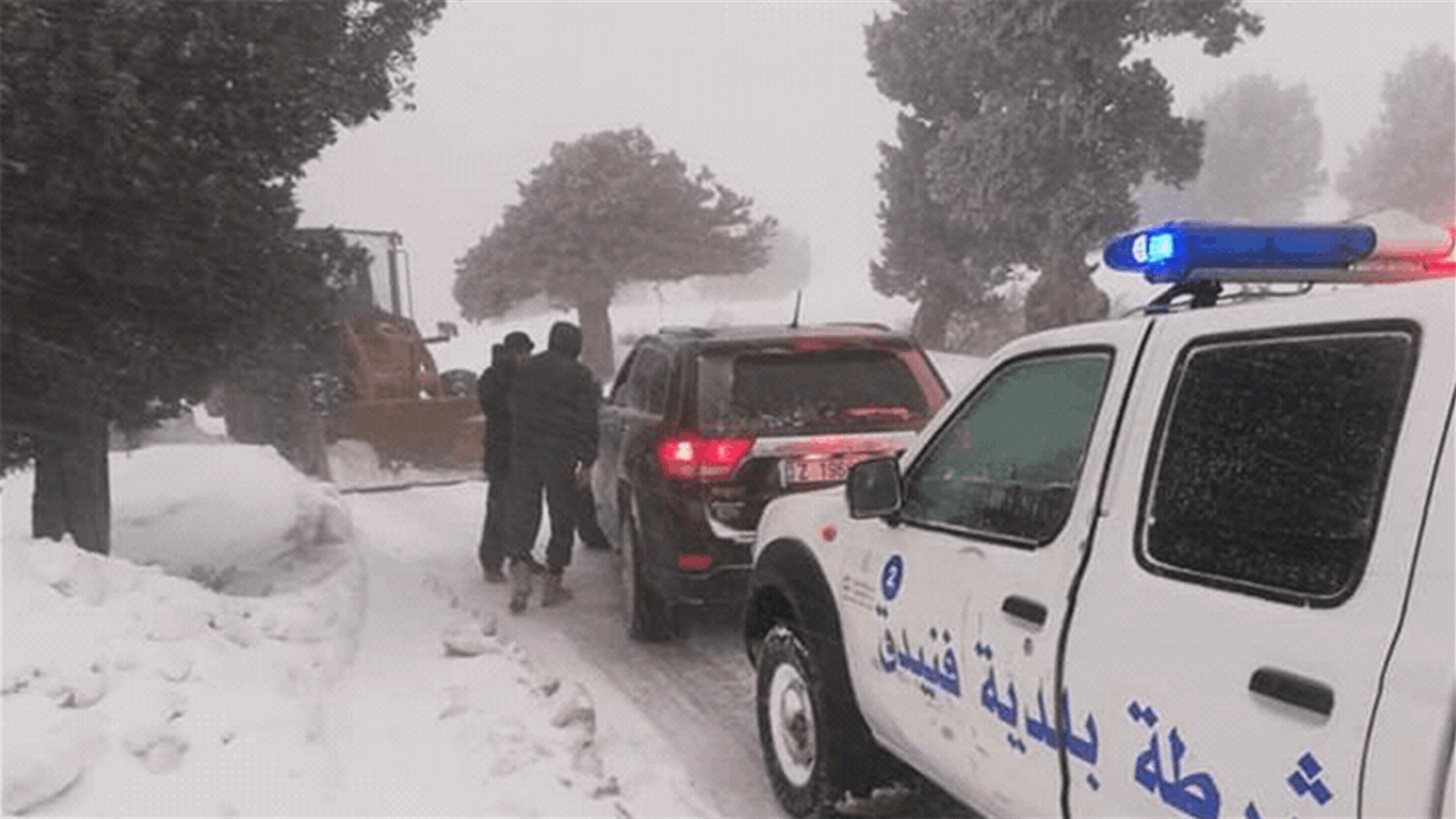 انقاذ 4 اشخاص احتجزتهم الثلوج داخل سيارتهم في جرد فنيدق