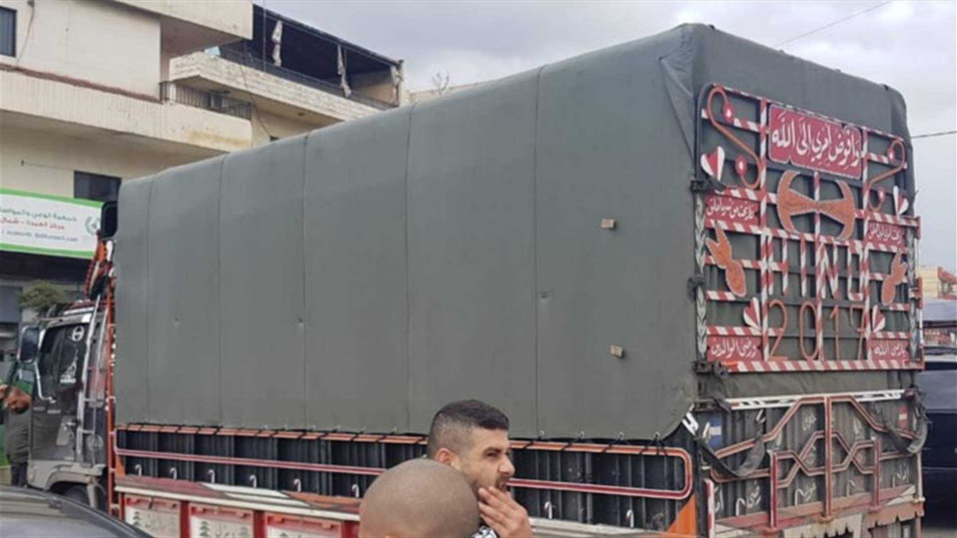 توقيف شاحنة محملة بالبندورة المهربة في ببنين العبدة (فيديو)