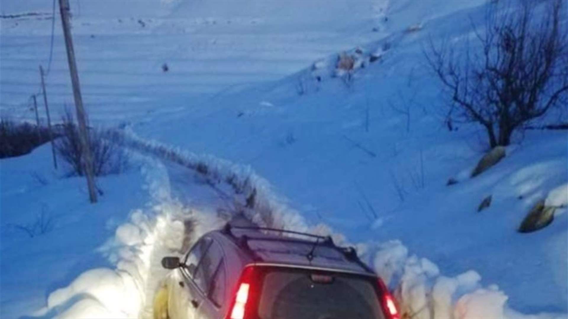 إنقاذ مواطنين احتجزتهم الثلوج في شبروح (صوَر)