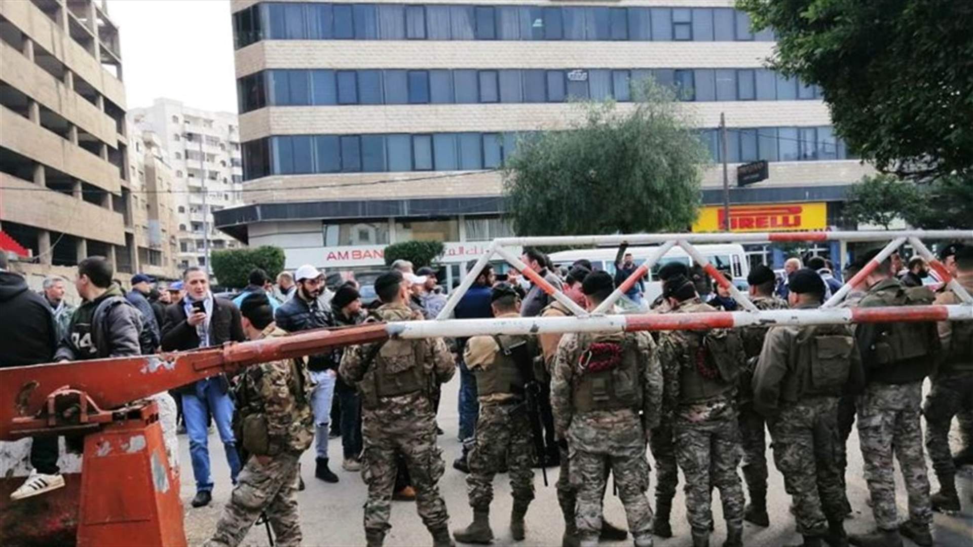 اعتصام أمام سرايا طرابلس للمطالبة باستقالة محافظ الشمال