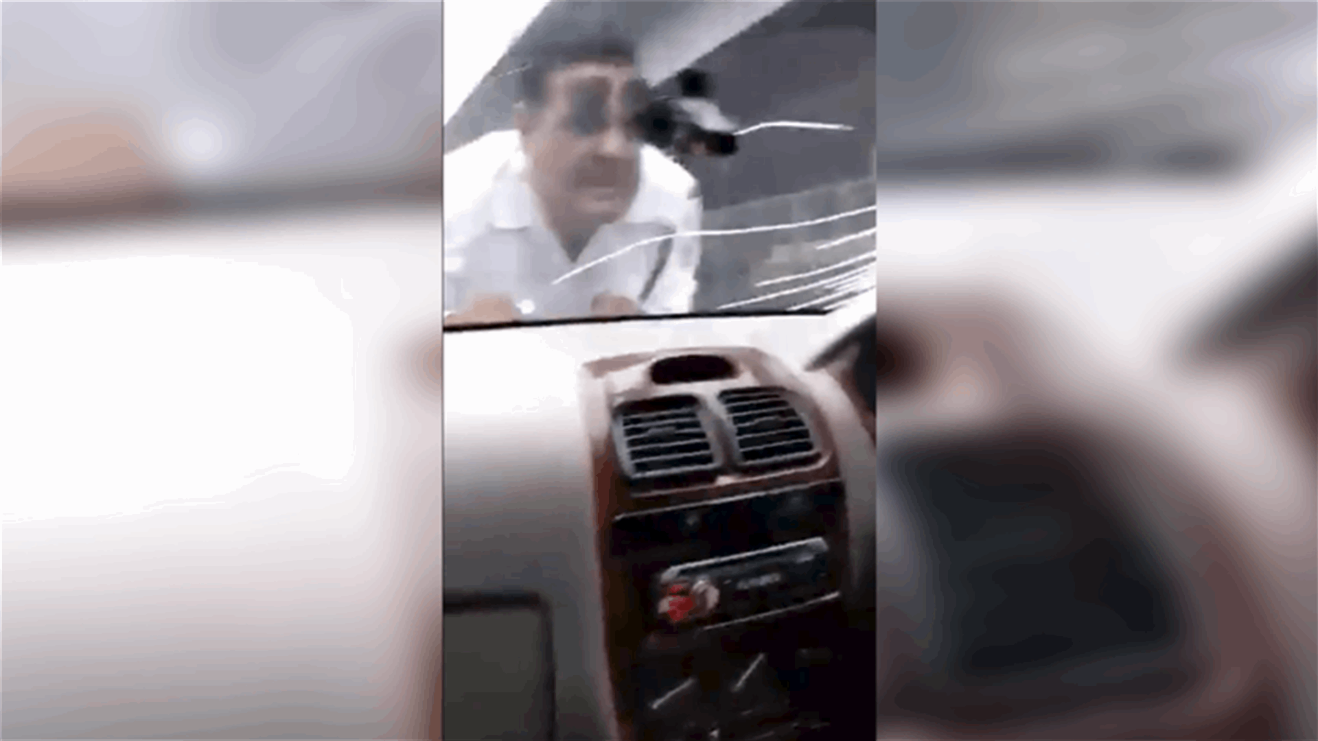 سائق غاضب يقود لمسافة كيلومترين... والشرطي على غطاء محرك سيارته (فيديو)