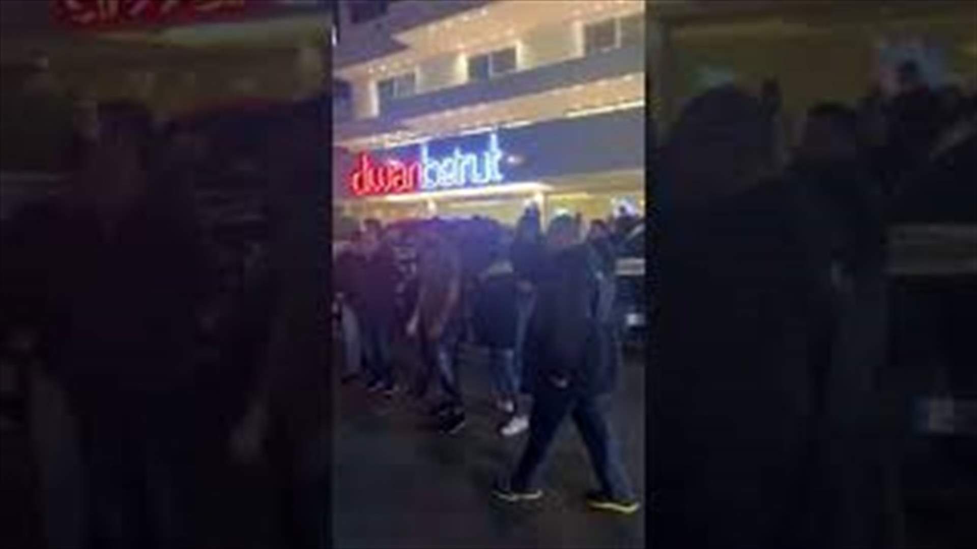 تجمّع لعدد من الثوار أمام أحد المطاعم في أنطلياس... وإشكال مع مناصرين لزياد أسود (فيديوهات)
