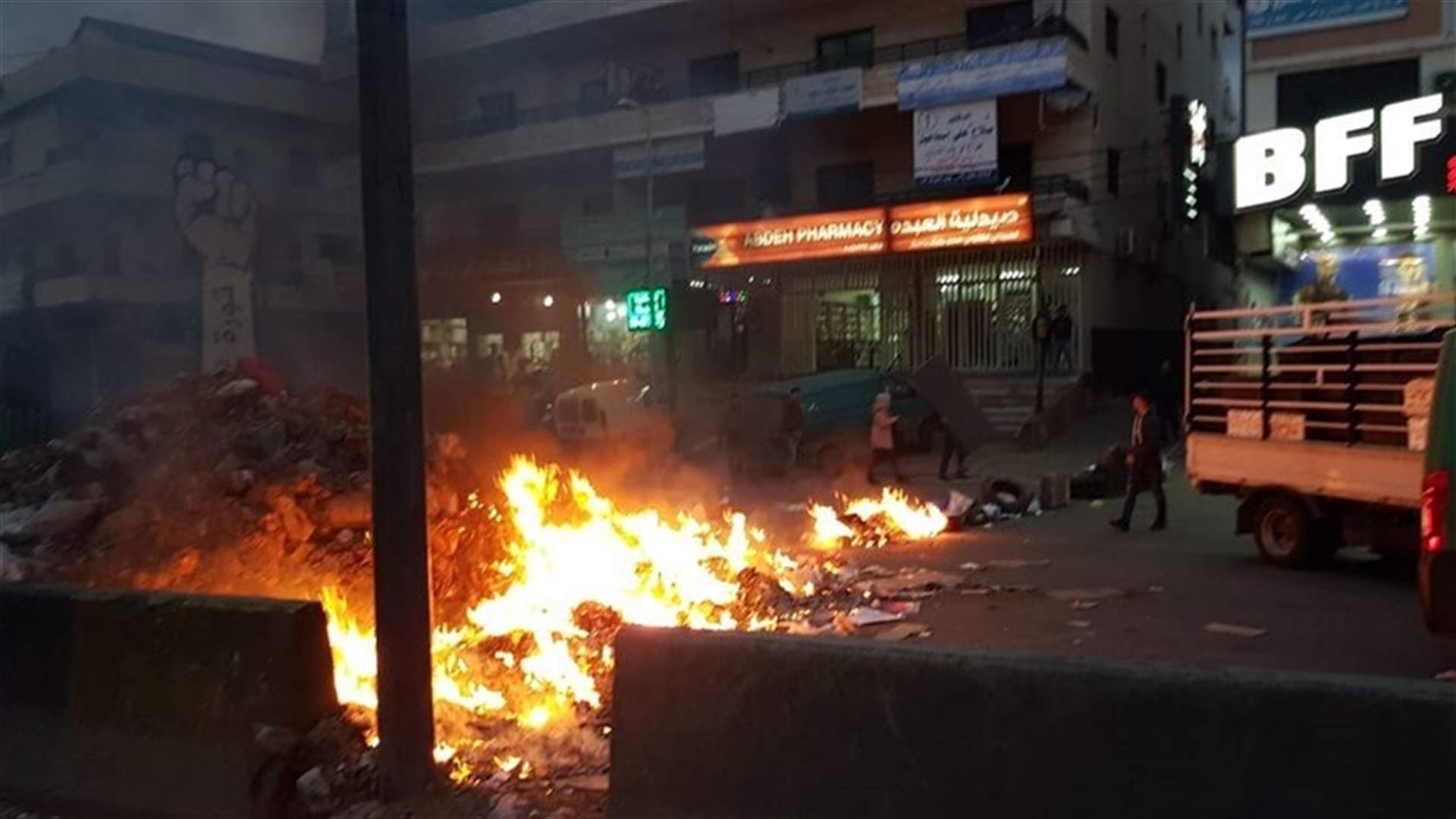 Protesters cut off road at al-Abdeh roundabout-[PHOTOS]