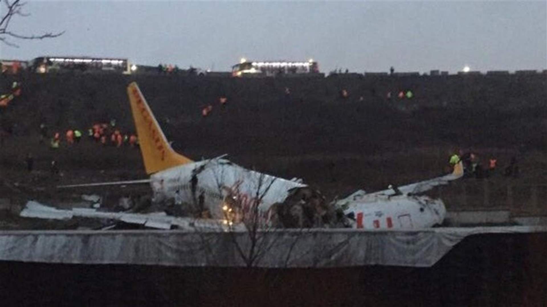 Plane overruns runway at Istanbul&#39;s Sabiha Gokcen airport-Hurriyet-[VIDEOS]