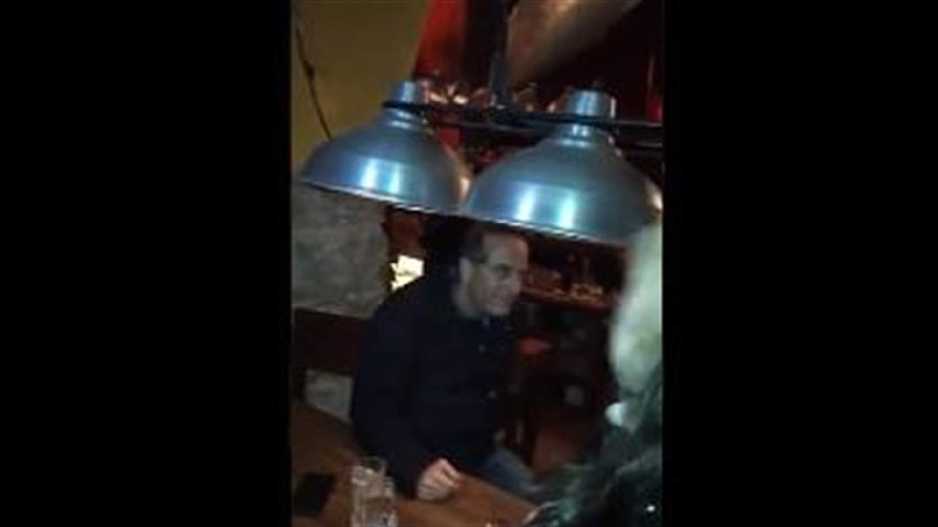 ناشطون يطلبون من رائد خوري مغادرة احد المقاهي... (فيديو)