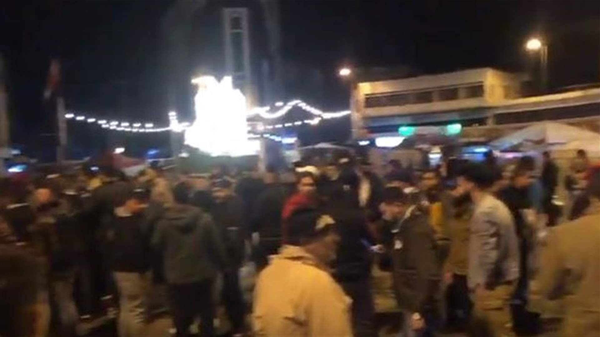 تجمع في ساحة النور احتجاجا على التعرض الى أحد شبان المدينة (فيديو)