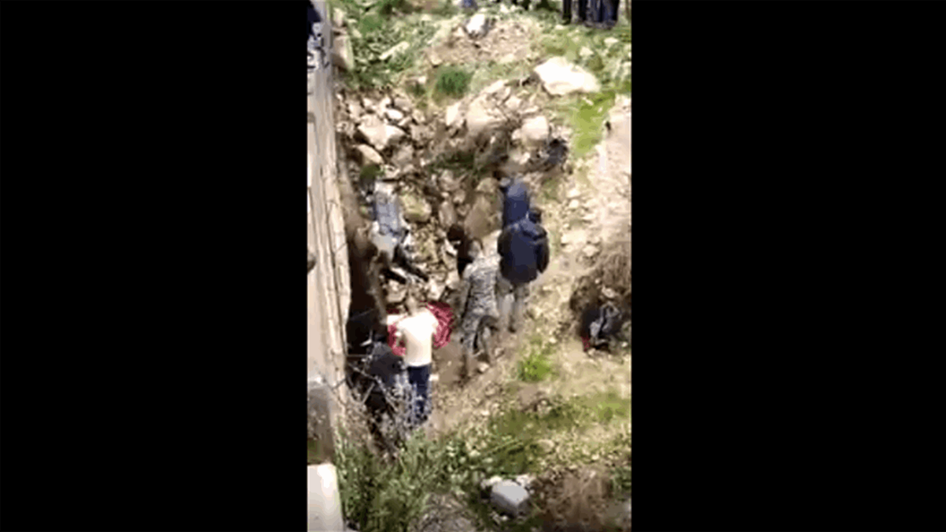 كانت تتفقد سيارتها بعد اصطدامها بالجدار في النبطية... فسقطت من على الجسر وتوفيت (فيديو)