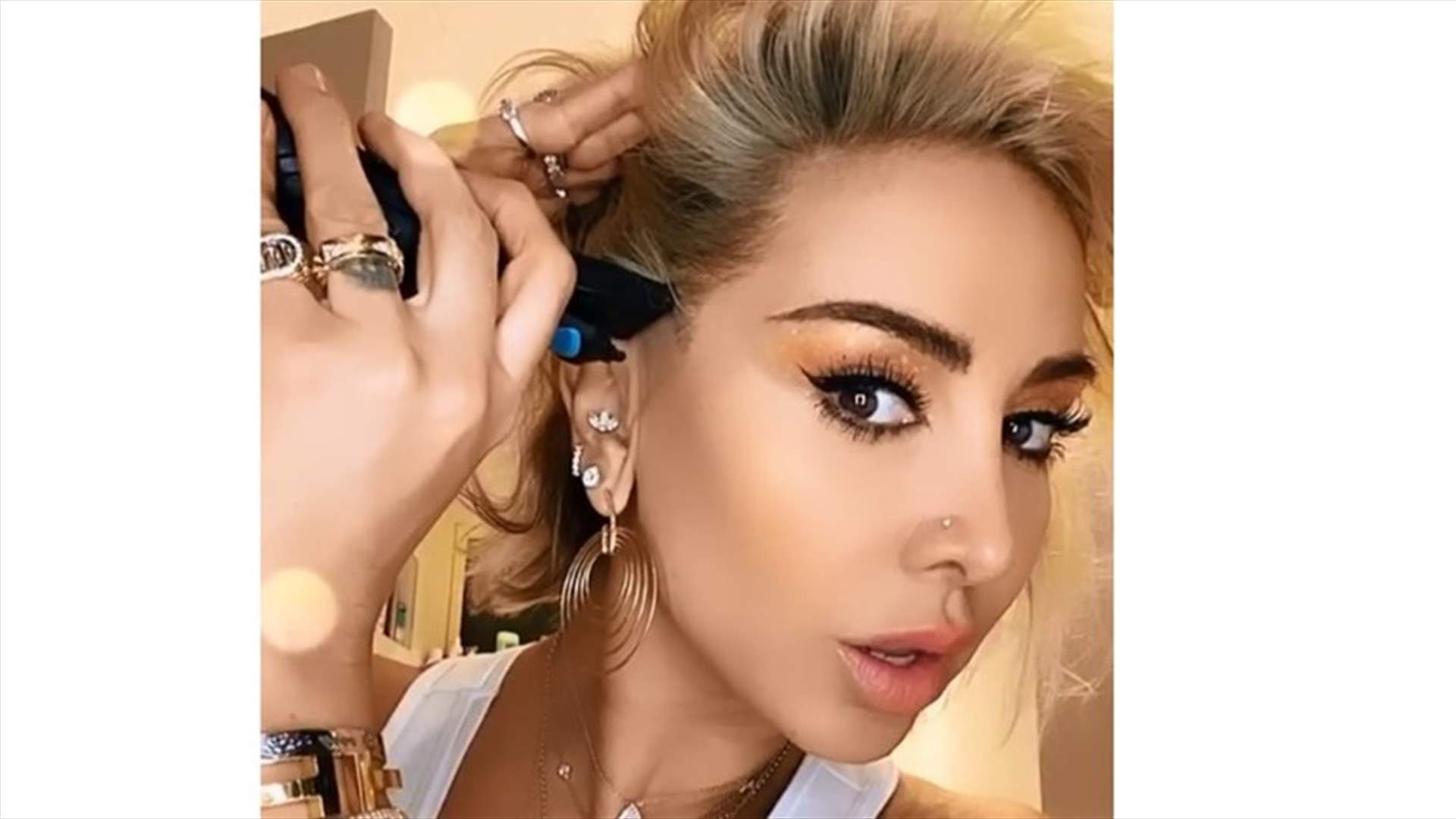 جويل ماردينيان تستخدم مكنة الحلاقة الرجاليّة في فيديو جريء
