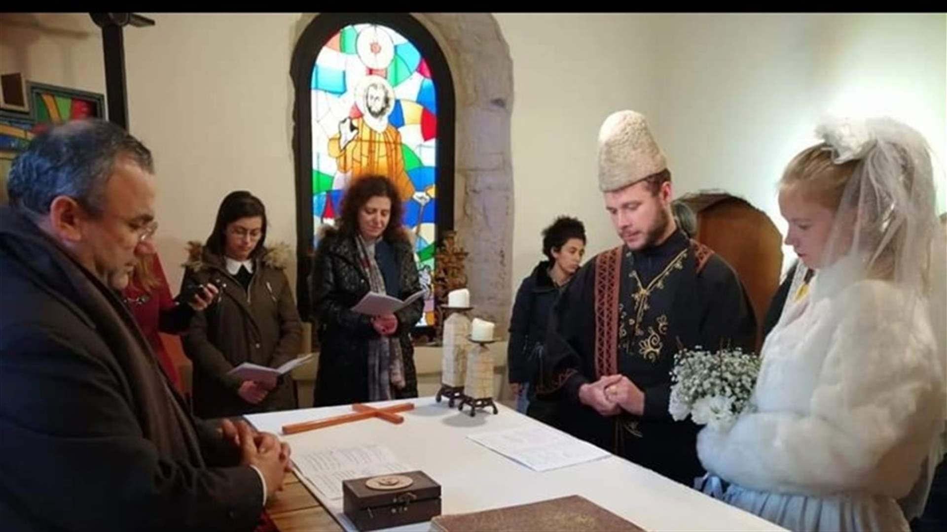 عروسان فرنسيان يمضيان شهر العسل في خدمة المسنين في القبيات