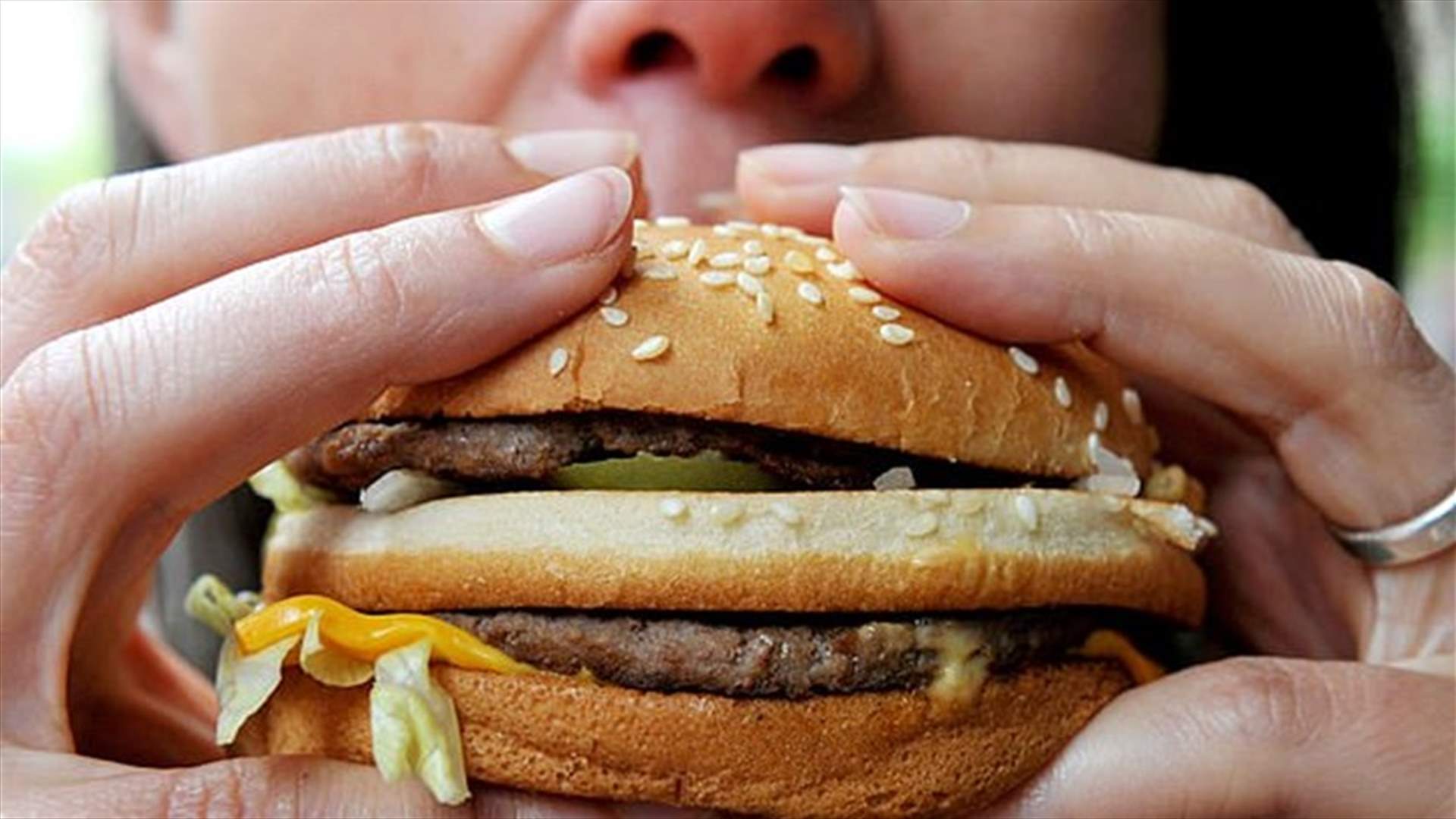 تناول الطعام بواسطة اليدين يجعل مذاقه أفضل