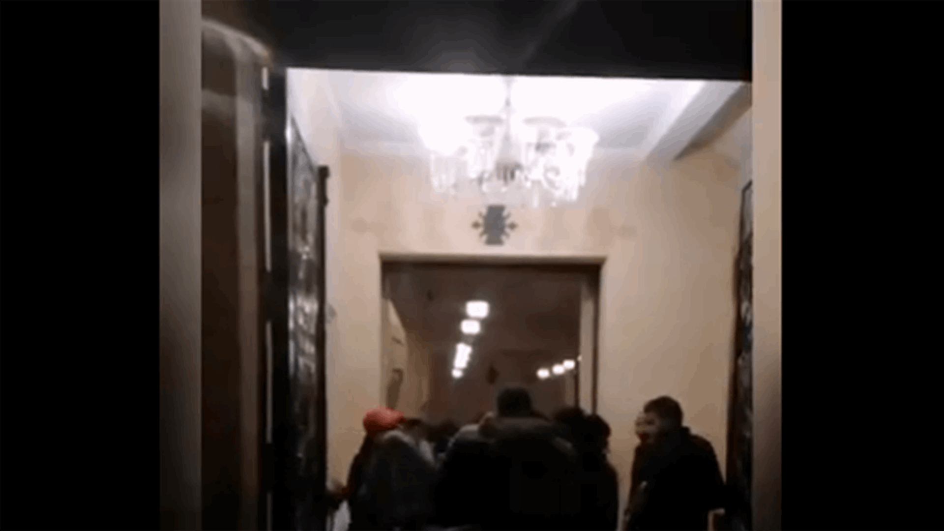 مسجد محمد الأمين فتح ابوابه فجرا أمام المتظاهرين (فيديو)