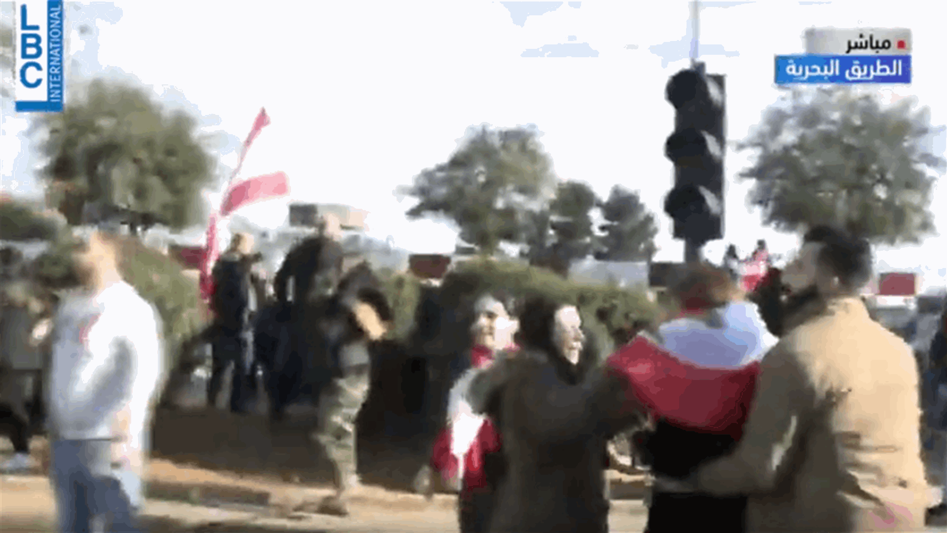 على الطريق البحرية في بيروت... المتظاهرون يطلقون المفرقعات ومزيد من التعزيزات للجيش (فيديو)
