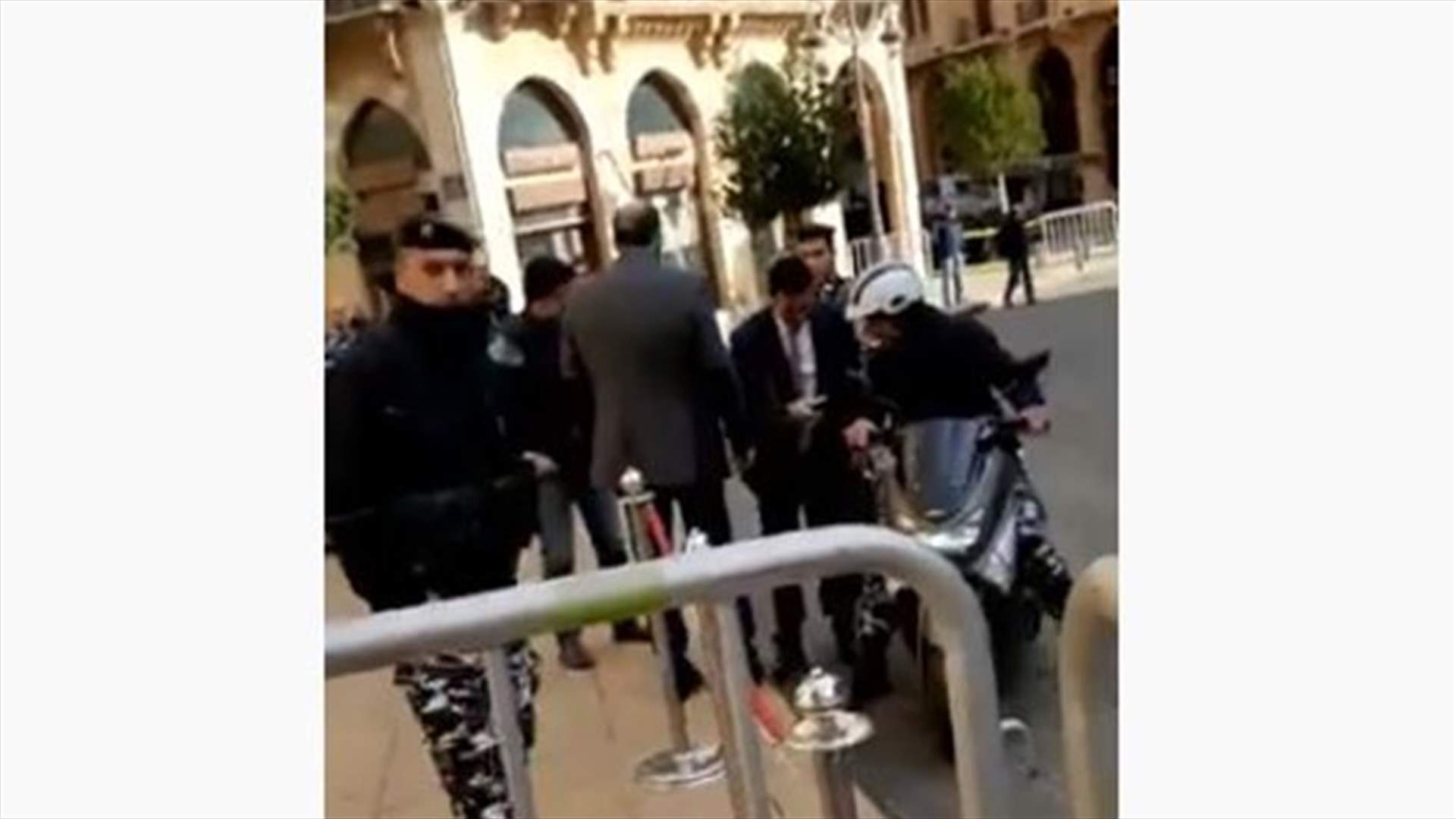 وزير الأشغال ميشال نجار يصل على متن دراجة نارية الى مجلس النواب (فيديو)