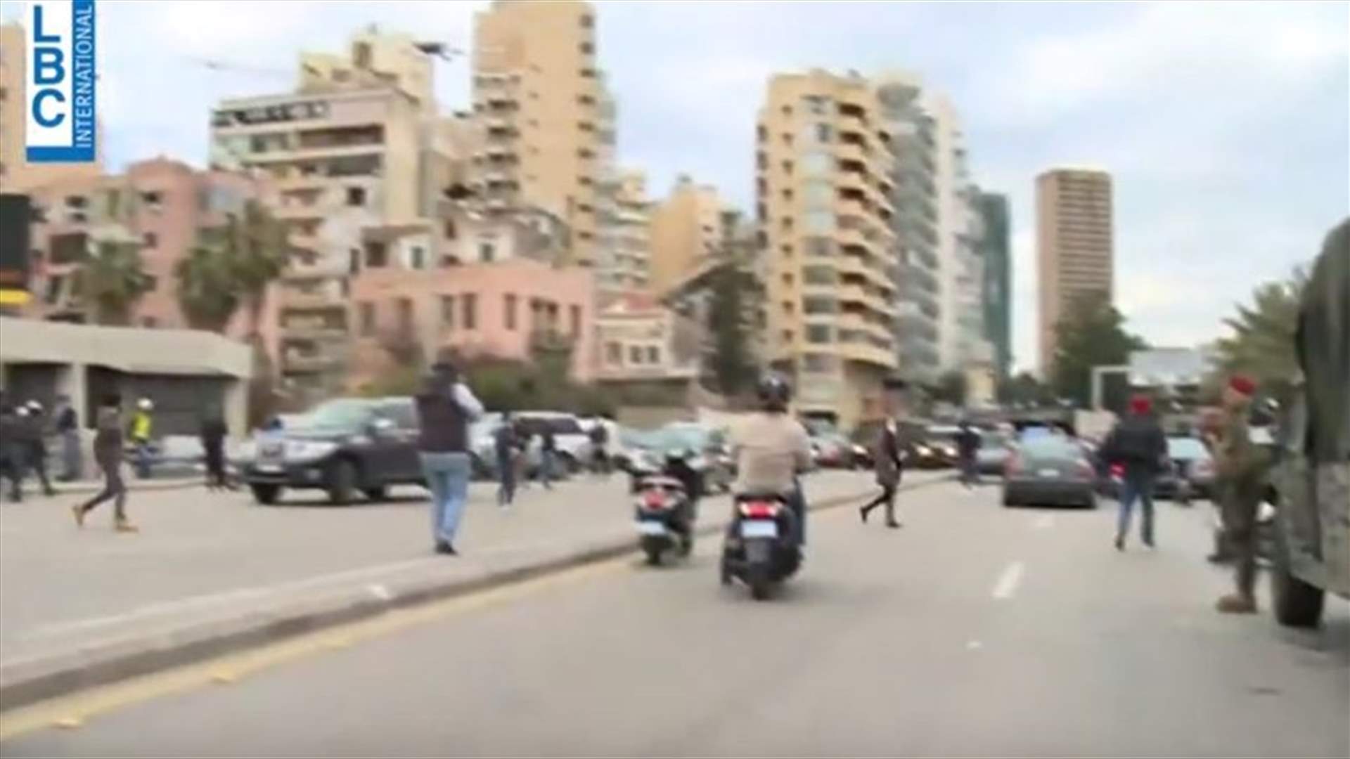 تزايد أعداد المحتجين على جسر فؤاد شهاب والقوى الأمنية تمنع عدد من الشبان من رمي الحجارة على المحتجين (فيديو)
