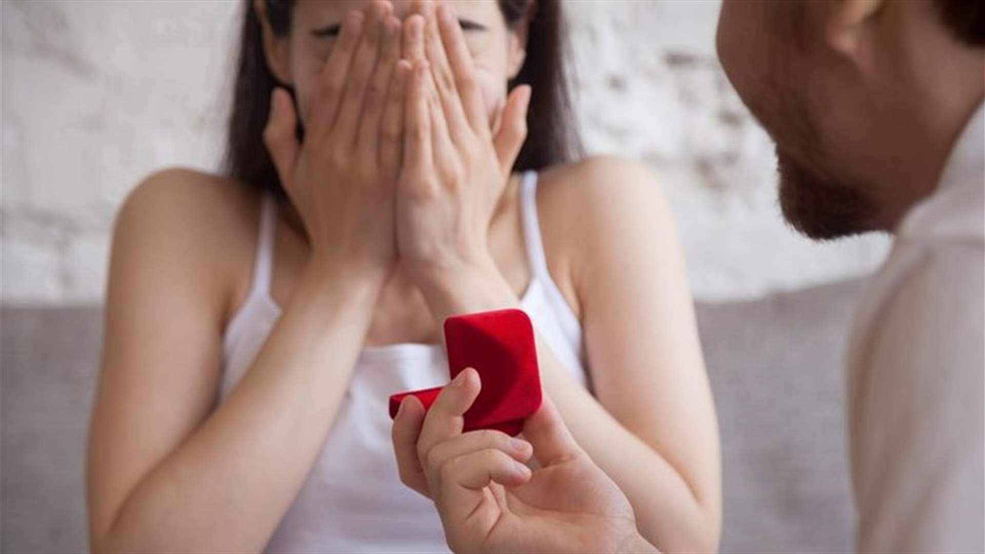 أرادت استعراض خاتم خطوبتها... فسرقت أظافرها الأنظار (صورة)