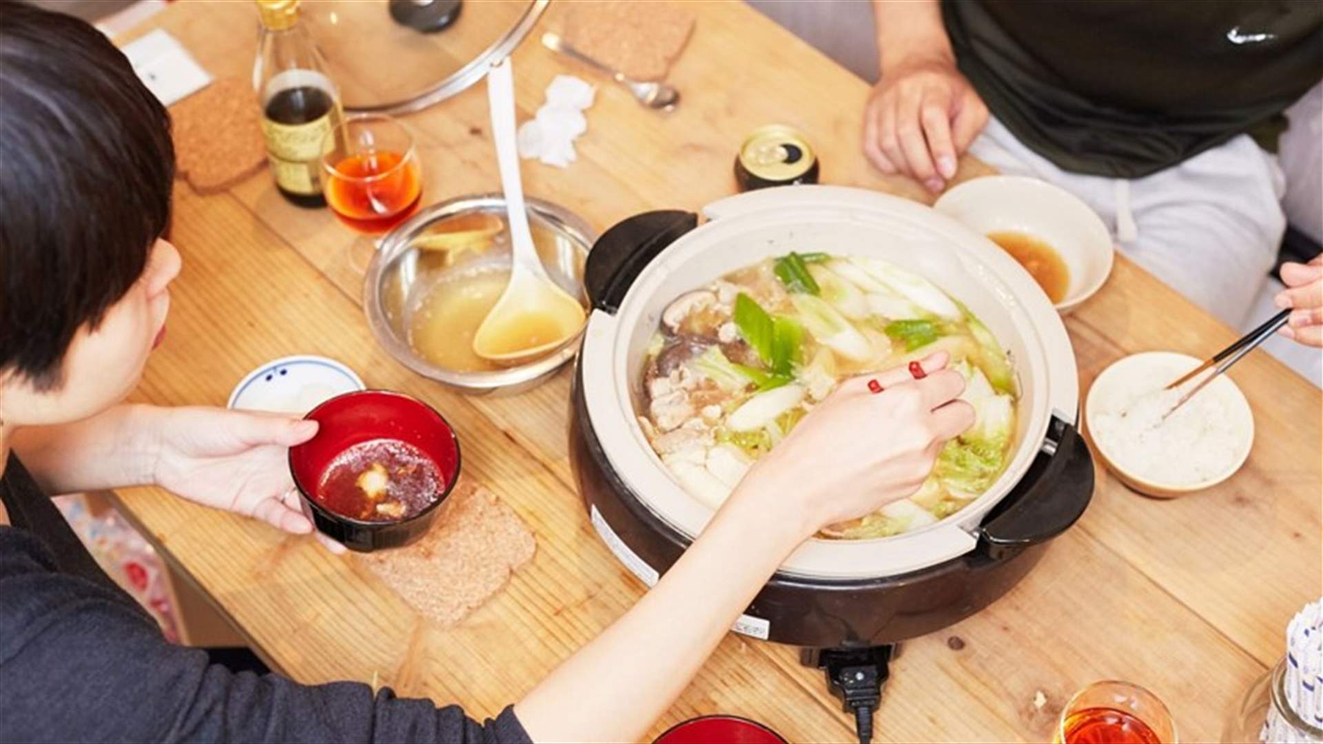 إصابة 9 أفراد من عائلة واحدة بفيروس كورونا بسبب وجبة مشتركة