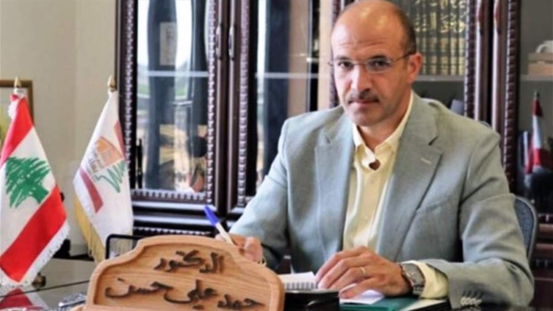 حسن تمنى نزع صوره واللافتات المهنئة