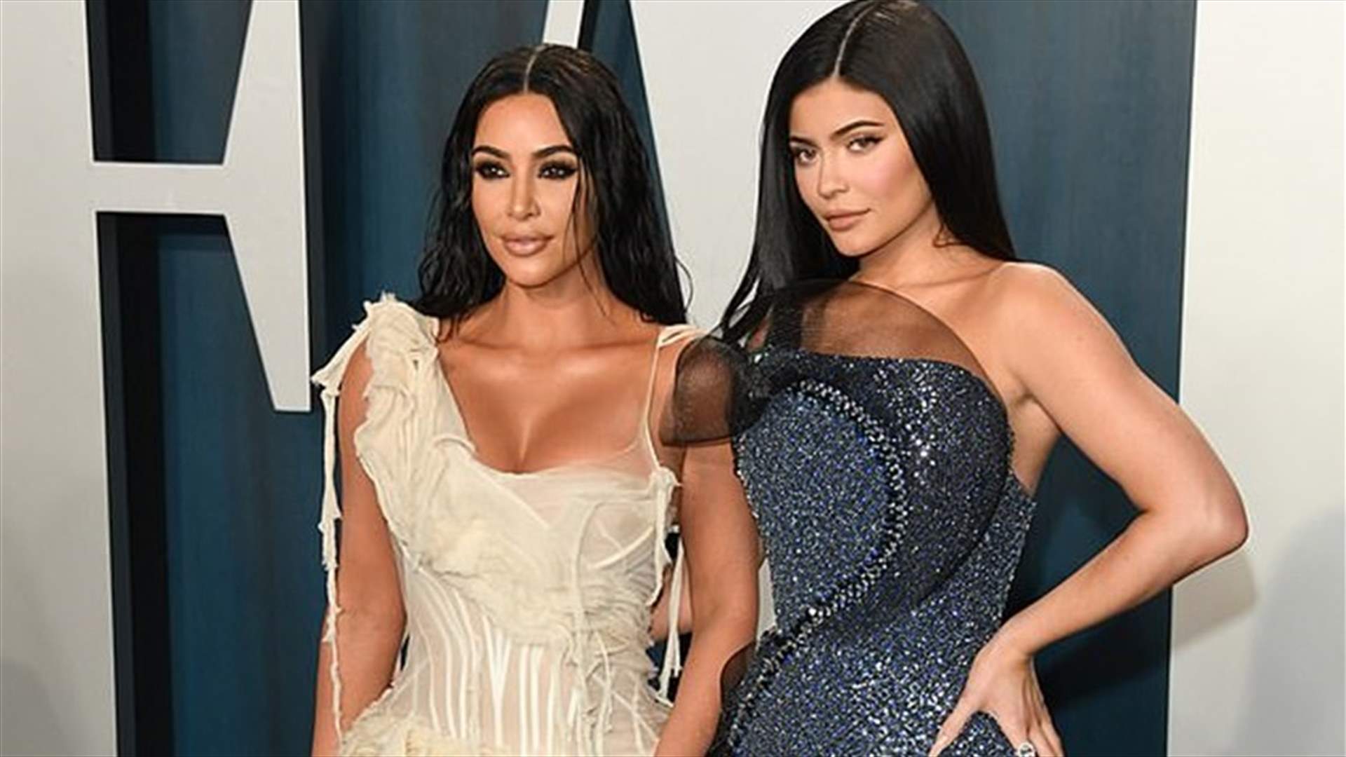كيم كارداشيان وكايلي جينير تعجزان عن الجلوس في حفل Vanity fair... فستانهما ضيّقان!
