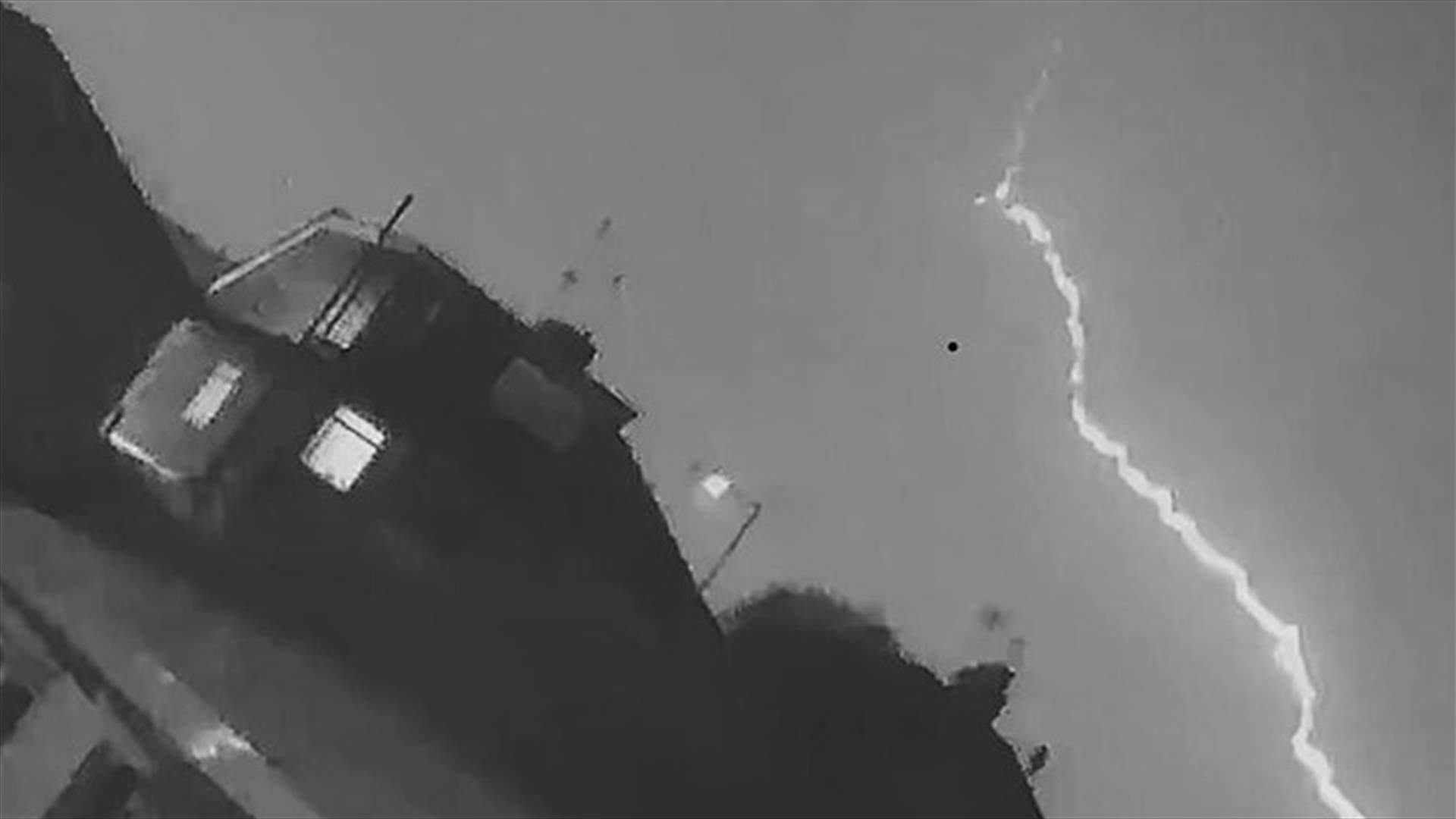 كاميرا مراقبة ترصد مشهداً رائعاً... طائرة ركاب تضربها صاعقة وتكمل طريقها!