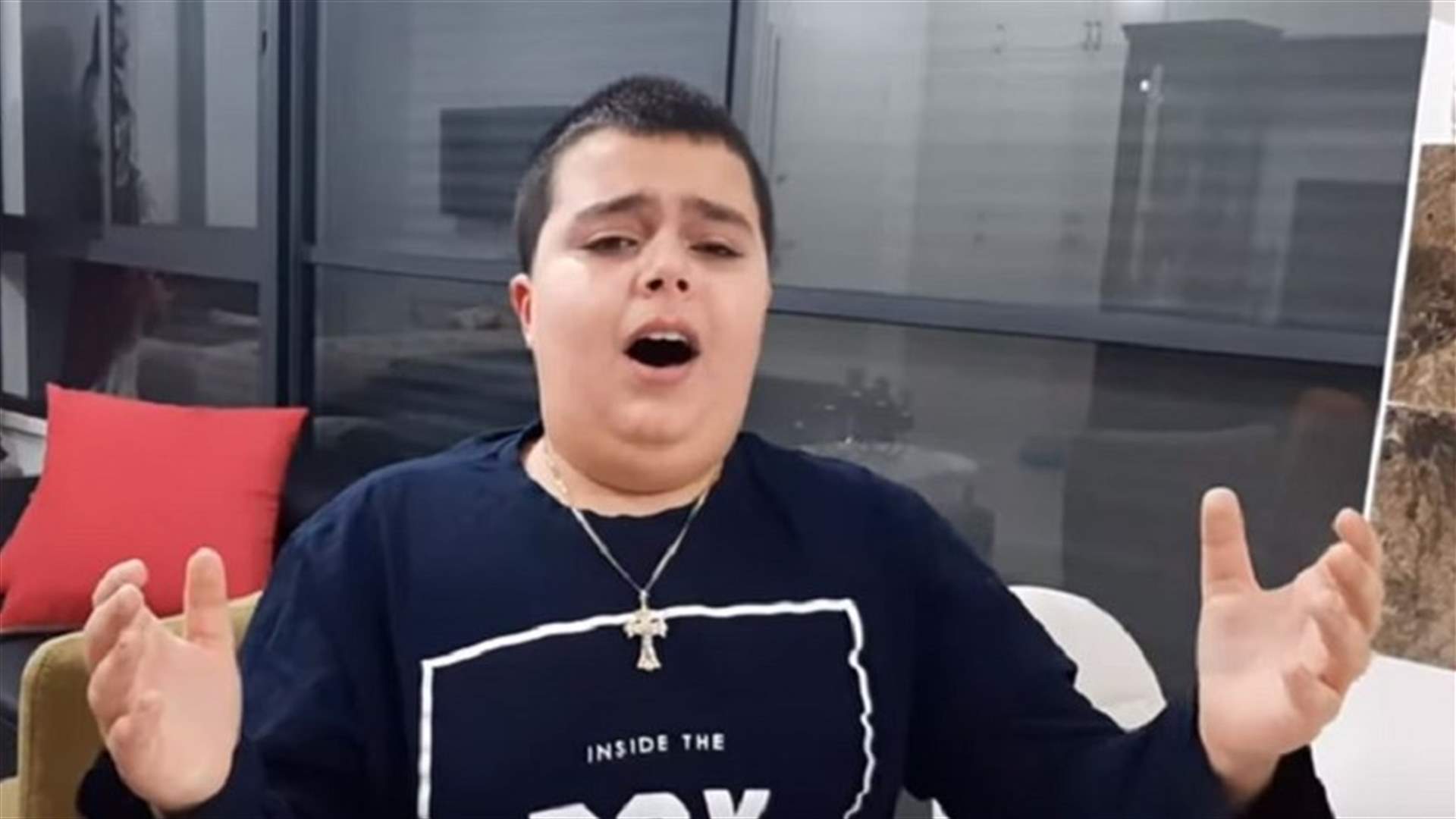 الطفل أليكس خوري يغزو الإنترنت بصوته... لقب بخليفة وديع الصافي (فيديو)