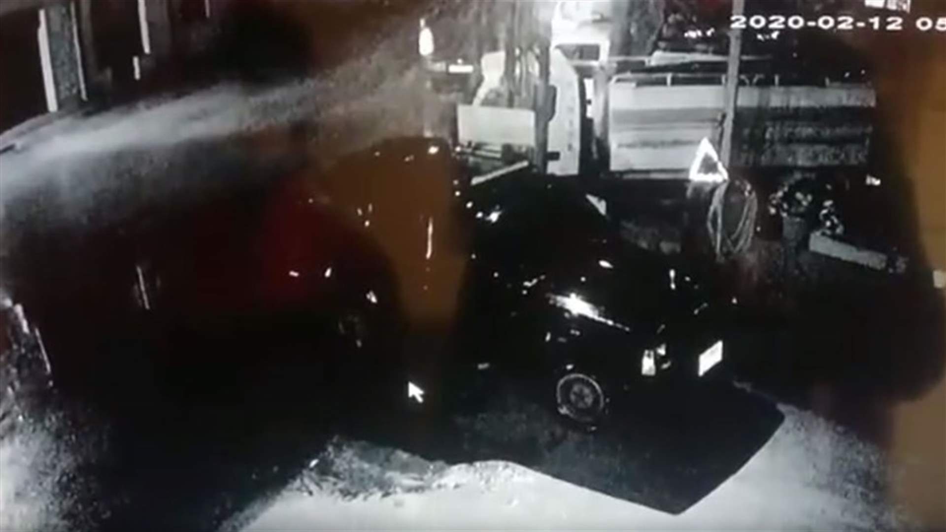 في بدنايل... سرق سيارة بكل برودة أعصاب من أمام منزل صاحبها (فيديو)