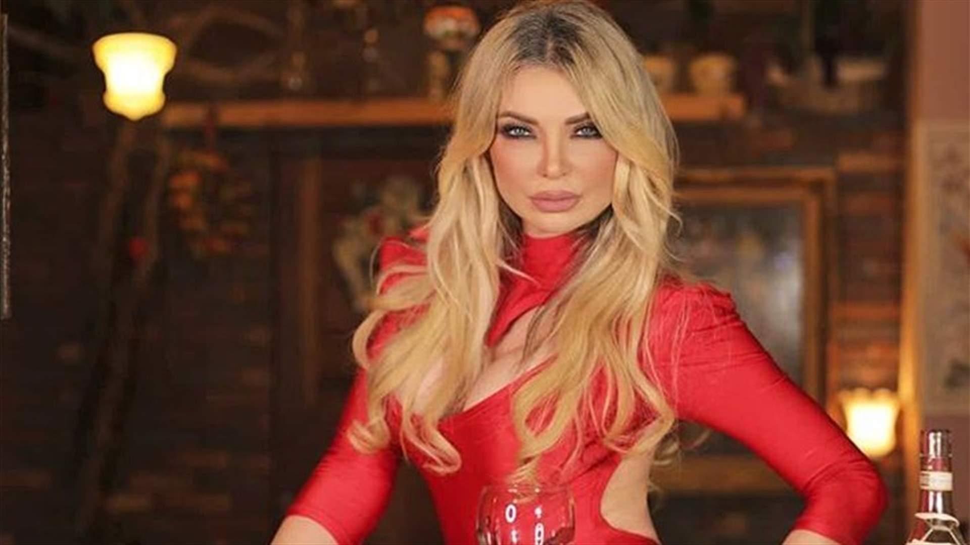 ميريام كلينك تشتم &quot;فالنتاين&quot; وتحرقه في جلسة تصوير مثيرة (صور)