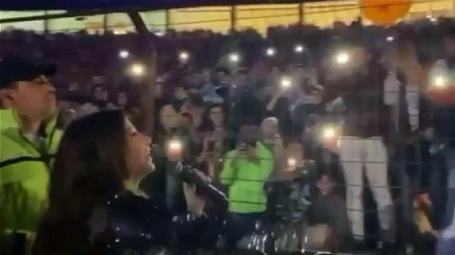 نانسي عجرم تفاعلت مع الجمهور من وراء فواصل الحماية.. مشهد غير إعتيادي ليلة عيد الحب (فيديو)