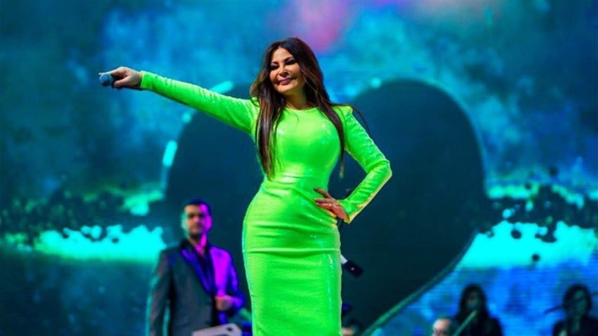 إليسا تُخالف القاعدة بإطلالة خضراء ليلة عيد الحب.. تفاصيل حفلها بالقرية العالمية بدبي