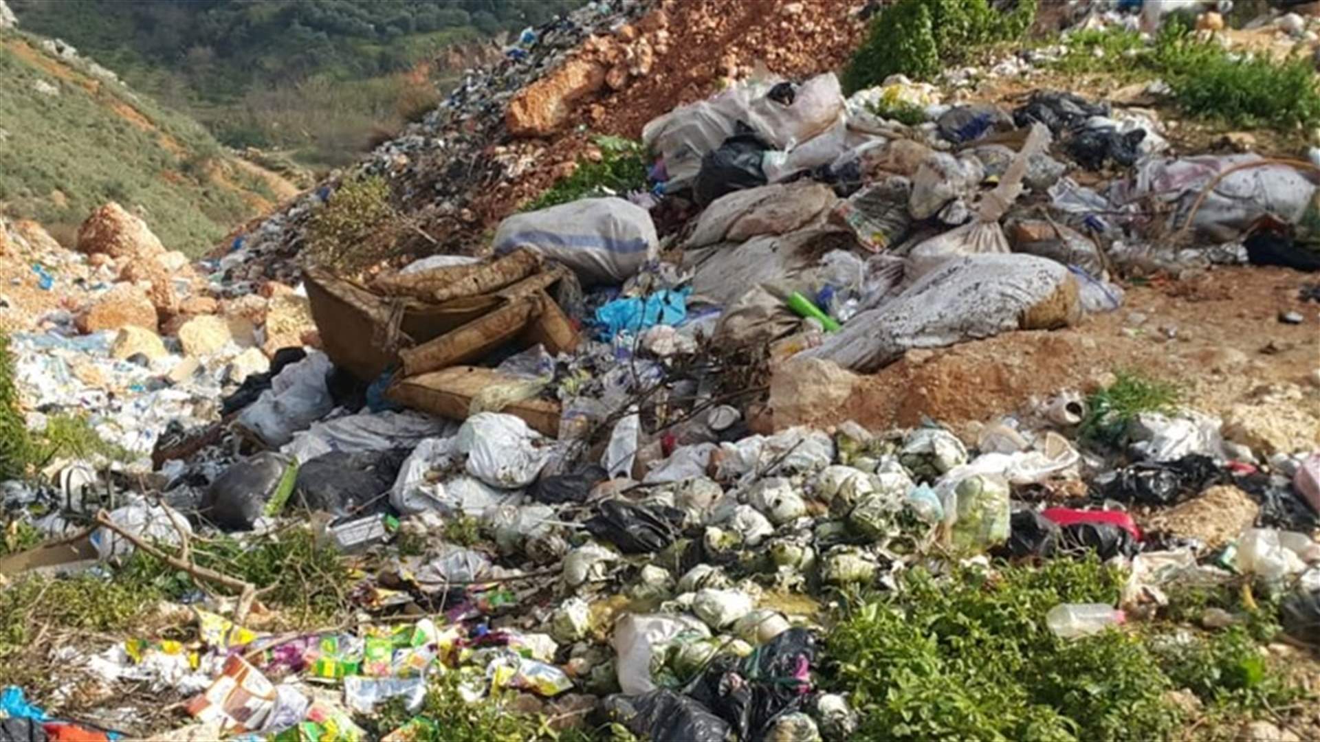 تفريغ حمولة نفايات على طريق عام عيون السمك... والأهالي يناشدون المعنيين التحرك