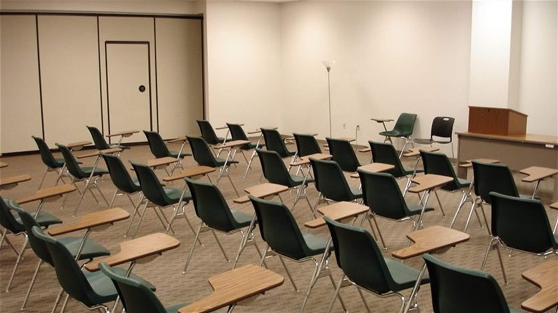 أستاذ جامعي يخلع ملابسه أمام الطلاب... ما القصة؟