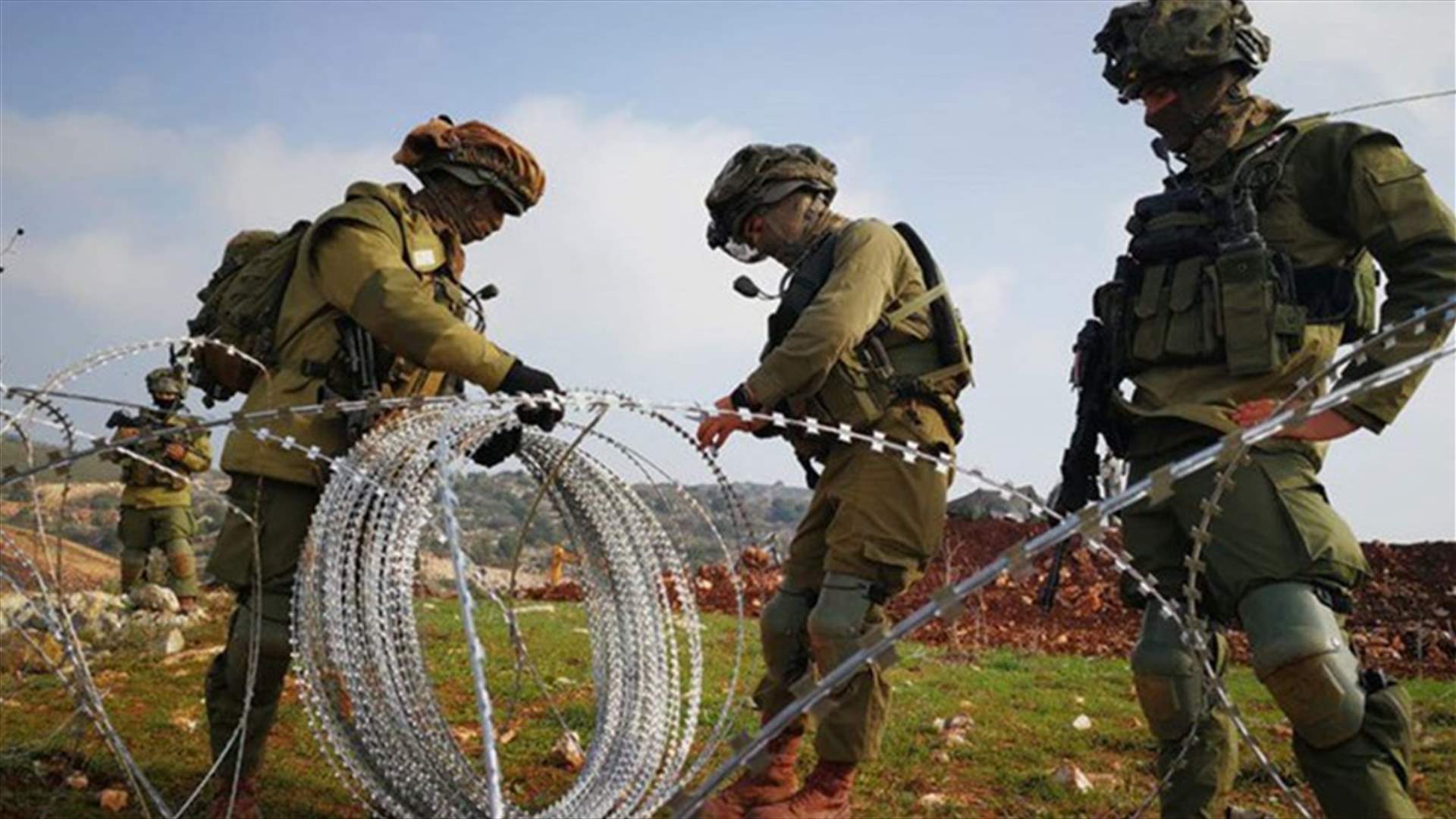 الجيش الاسرائيلي يتفقد أجهزة المراقبة على الجدار العازل