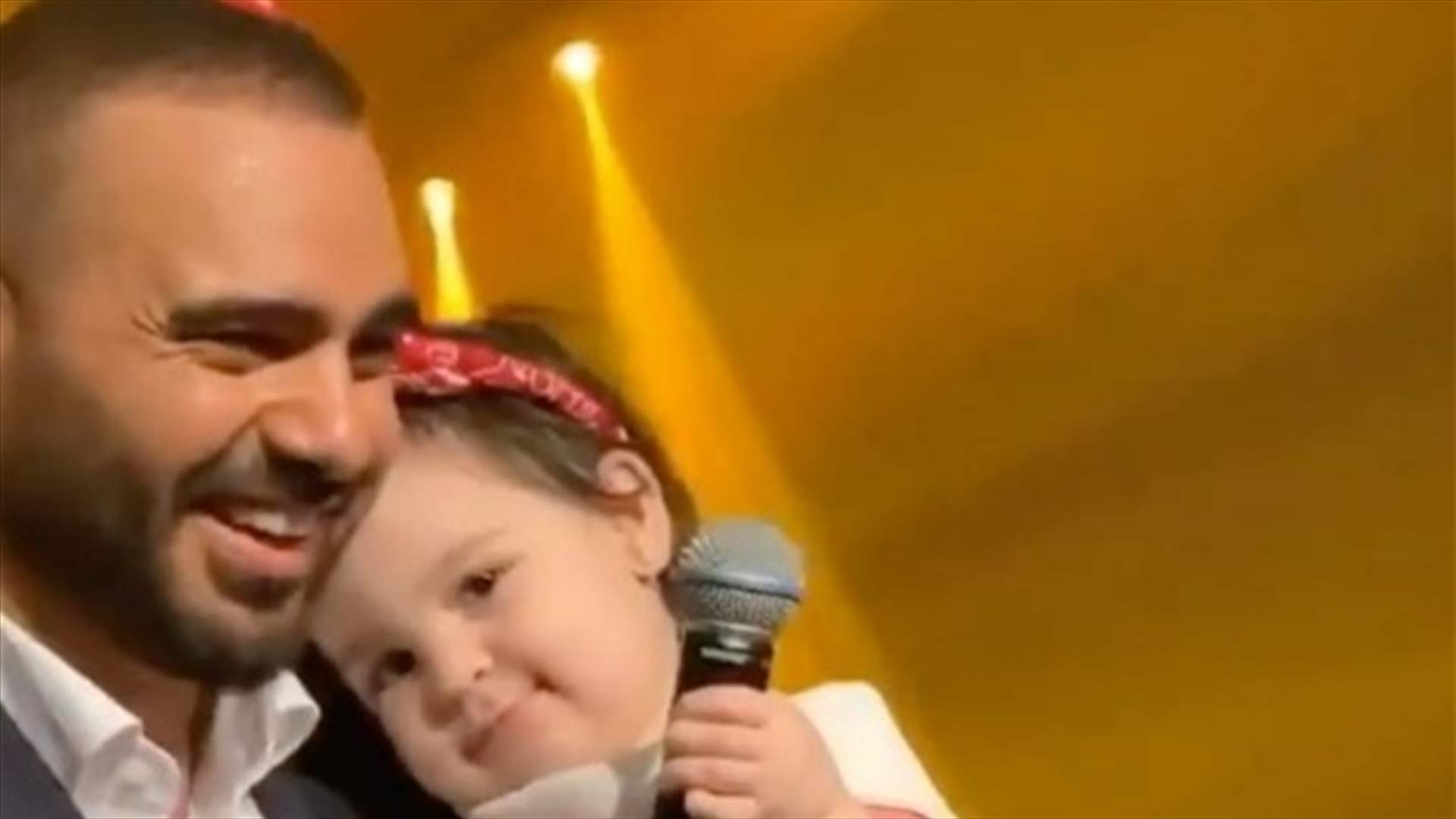 نامت على كتف جوزيف عطية.. طفلة تأسر القلوب على المسرح (فيديو)