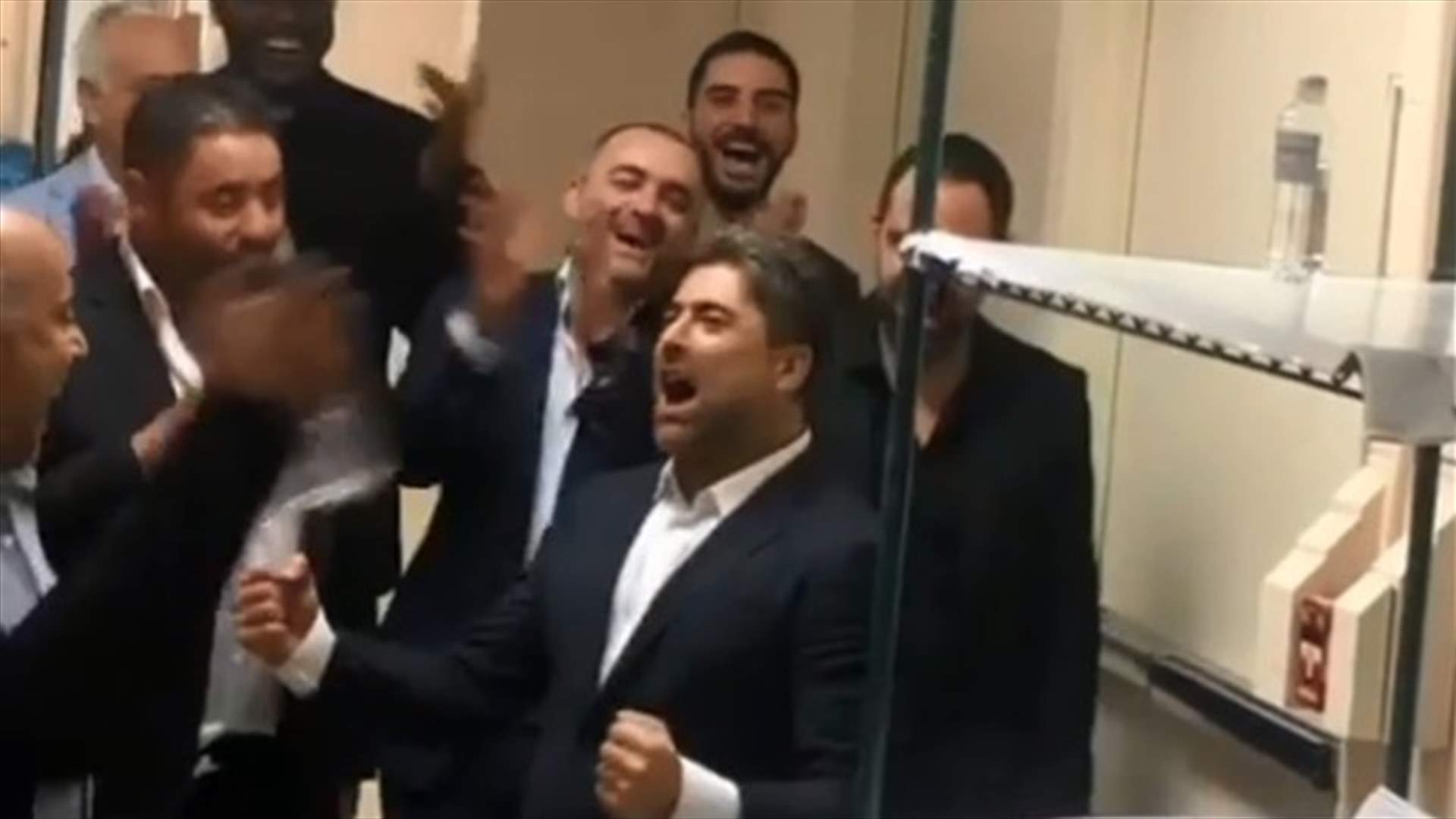 ماذا فعل وائل كفوري في كواليس حفله الأخير؟ (فيديو)
