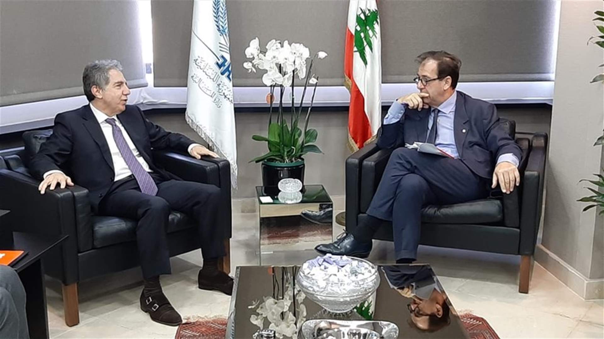 وزير المال غازي وزني يلتقي في هذه الاثناء السفير الفرنسي برونو فوشيه
