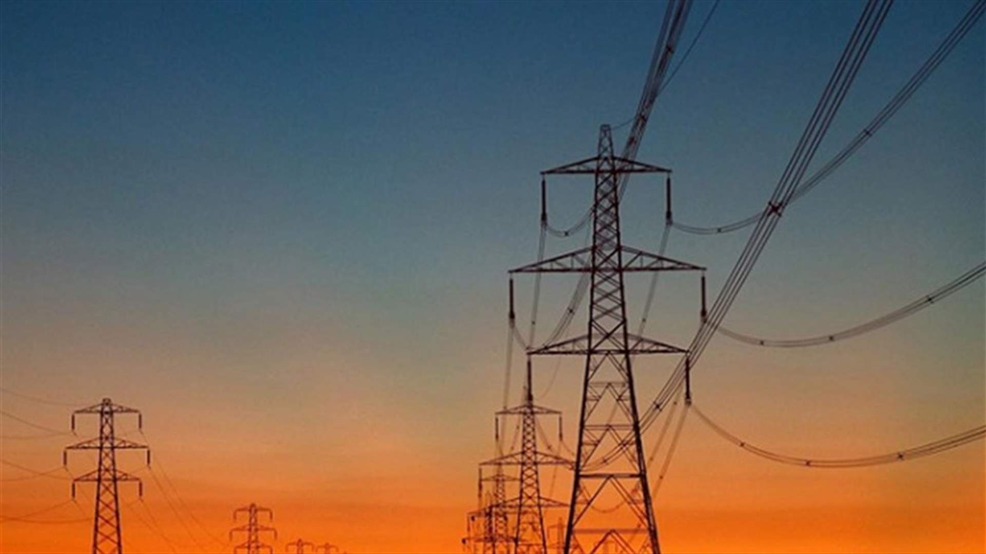 إصلاح أعمدة الكهرباء في بلدة سير الضنية بعدما اشتعلت النيران فيها أمس