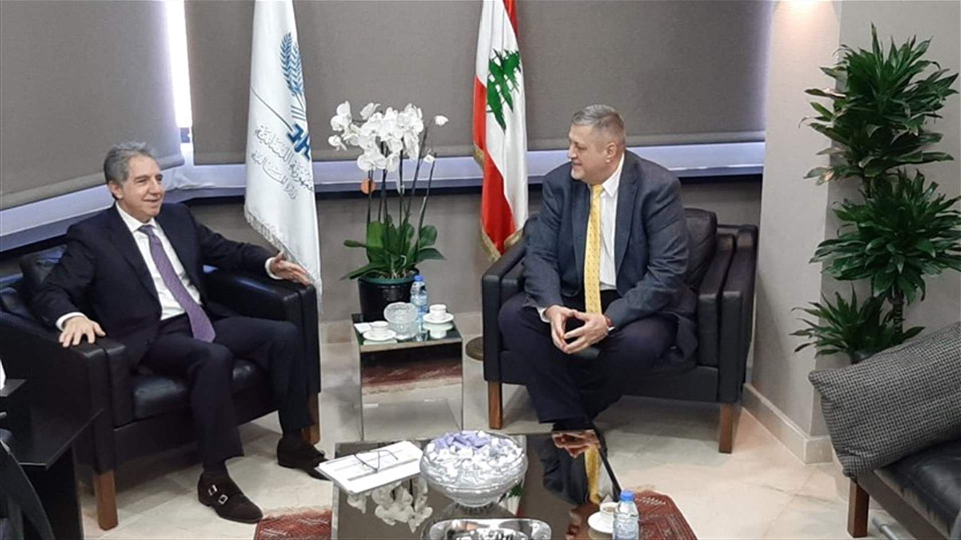 وزير المال غازي وزني يلتقي في هذه الاثناء المنسق الخاص للأمم المتحدة في لبنان يان كوبتش