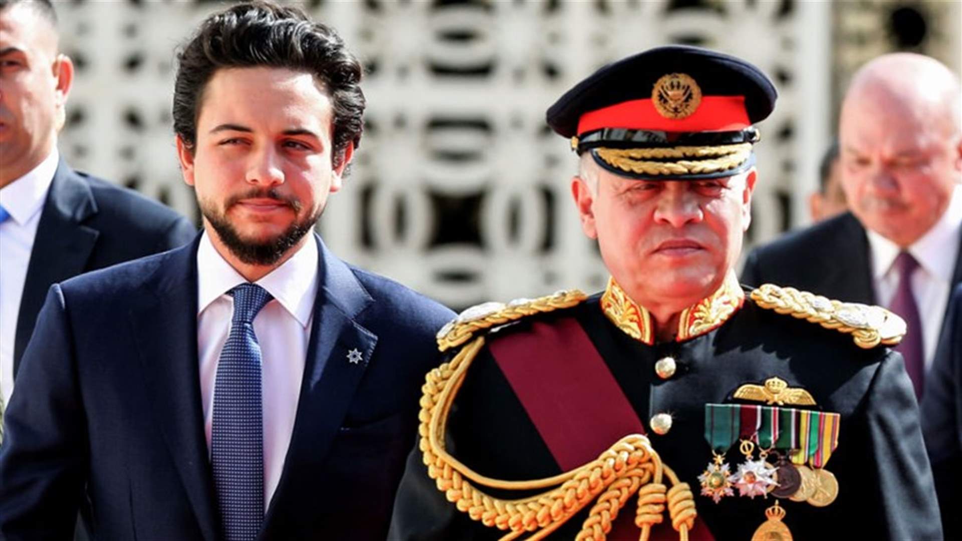 ملك الأردن وولي العهد يغطسان في خليج العقبة لتنظيف أعماق البحر (فيديو)