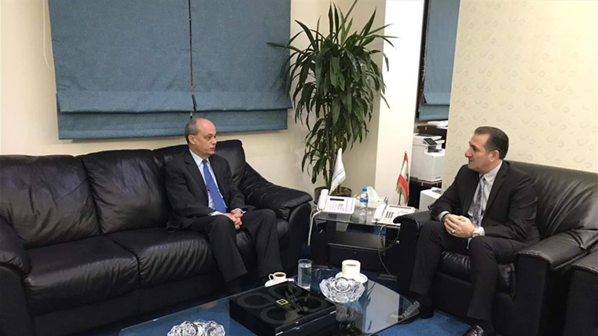 وزير الاتصالات عرض مع السفير الإسباني الاوضاع وتطوير القطاع