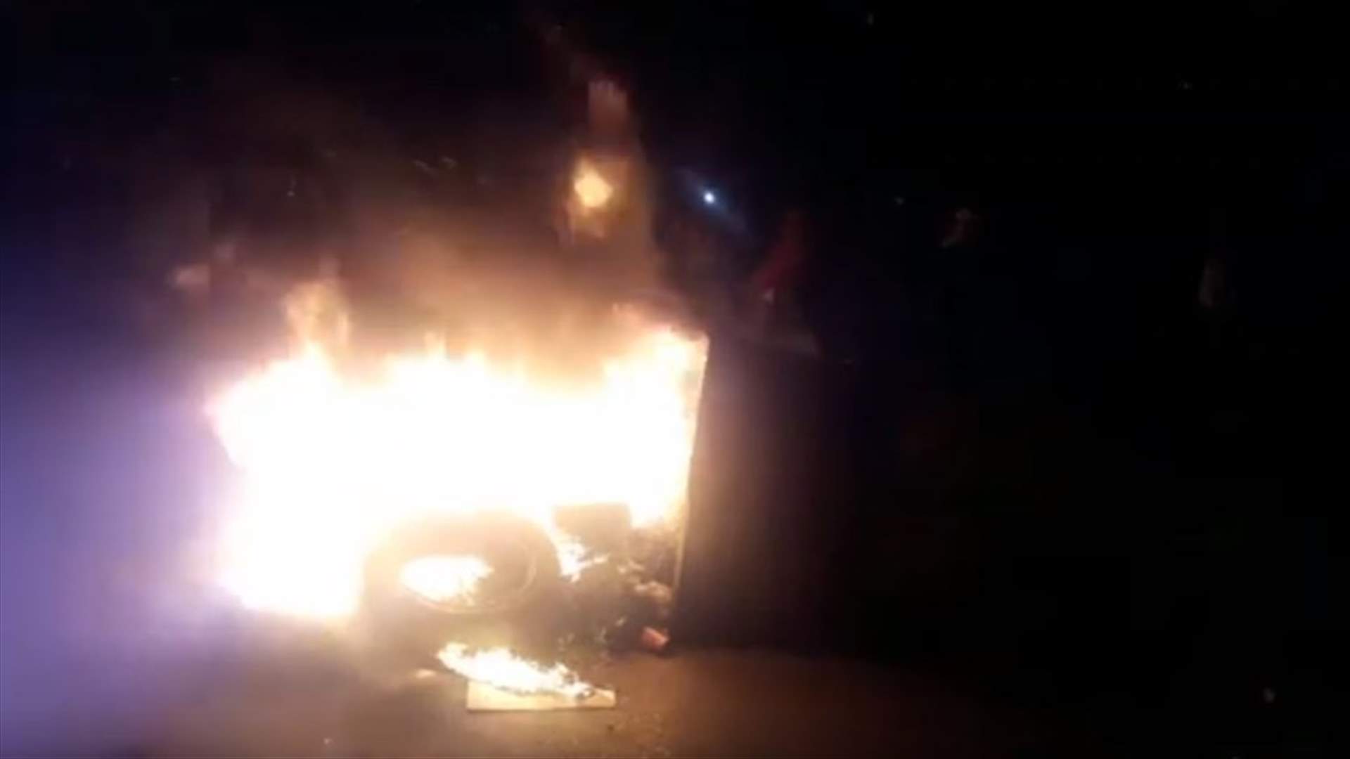 إضرام النيران في مستوعبات النفايات بمحيط مكتب التيار الوطني الحر في الجميزات - طرابلس (فيديو)