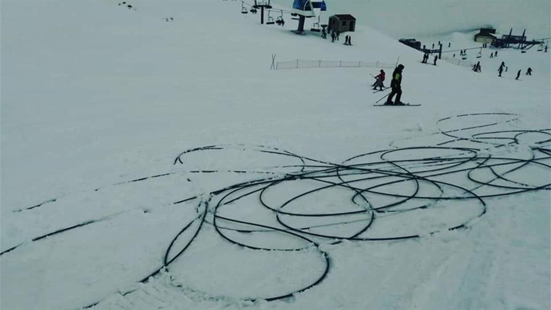 اصطدام هيليكوبتر بكابل الـzipline في كفردبيان (فيديوهات)